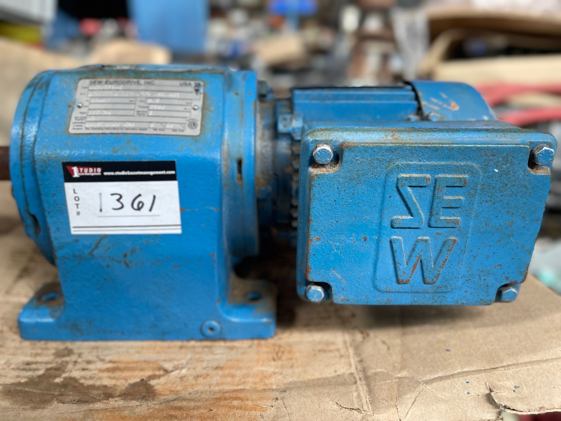 SEW EURODRIVE ELECTRIC MOTOR AND GEARBOX, RATIO 117.34:1, RPM 1100