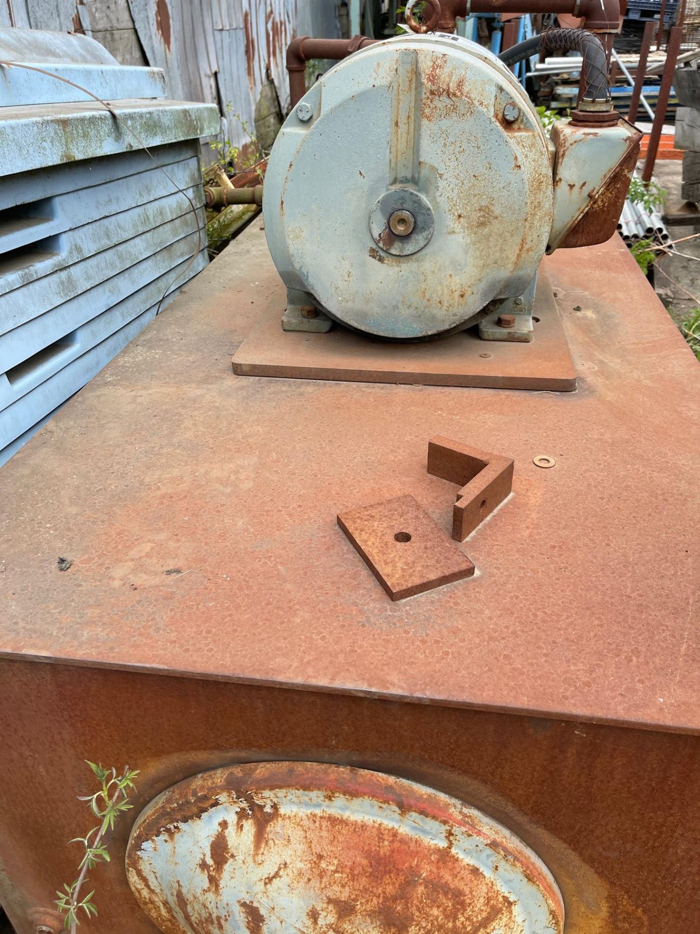 575 V HYDRAULIC PACK 3FT X 6FT 29" HIGH TANK RIGGING FEE:  $25 - Image 3 of 3