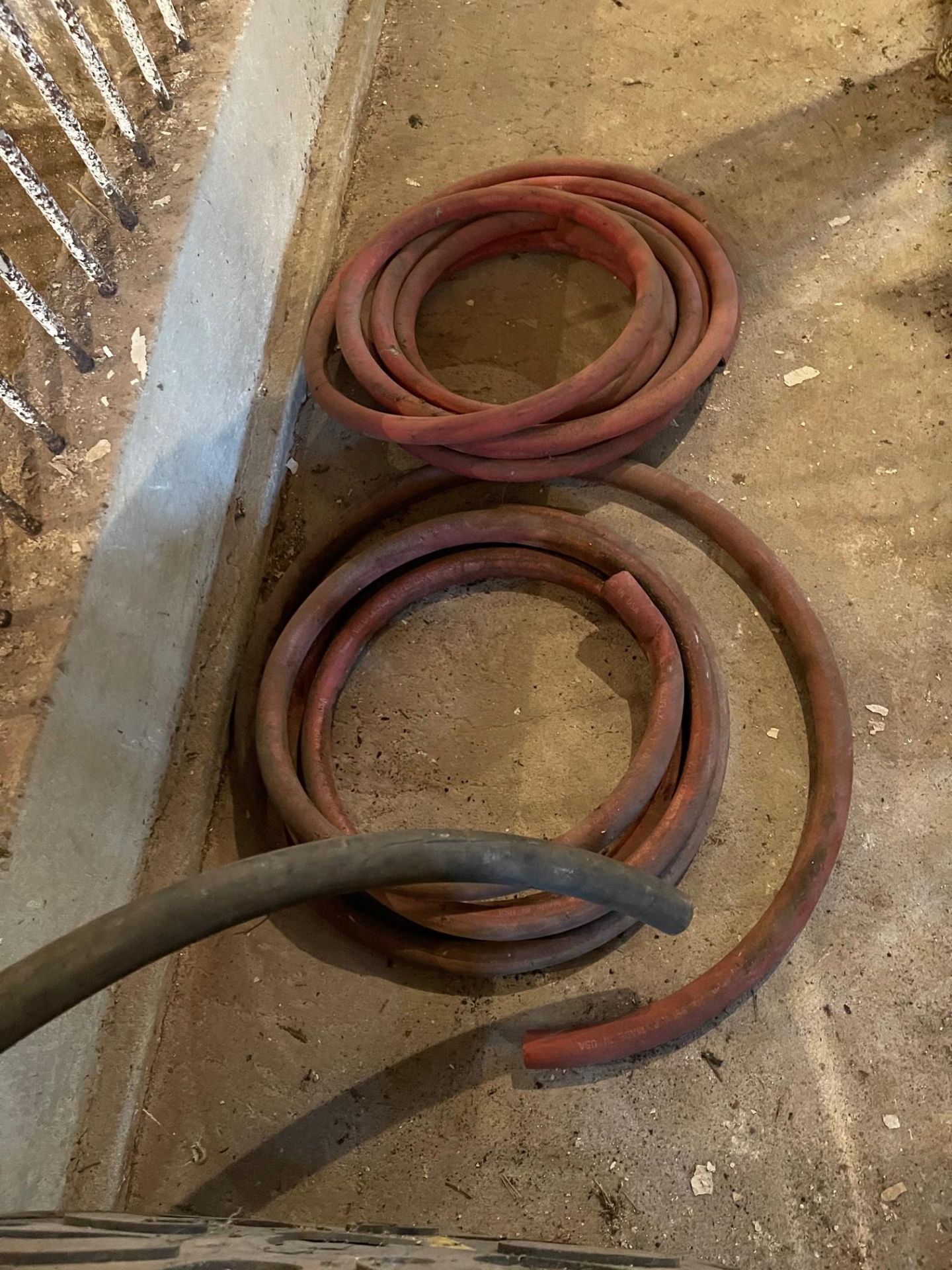 ASSORTED HYDRAULIC HOSES, 1/4 “, 5/16”, 1” AND HOT WATER 1” HOSE - Image 4 of 4