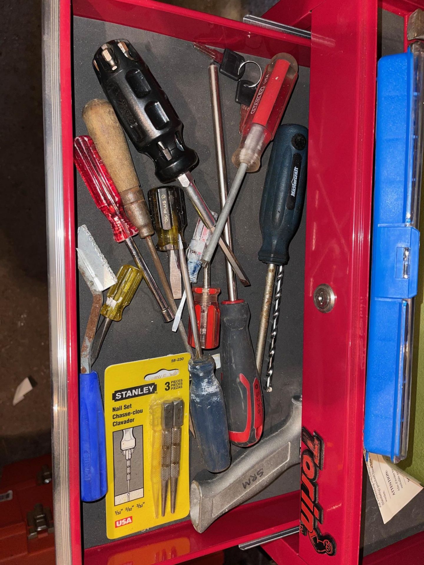 TOOLBOX IN CHEST WITH CONTENTS, SCREWDRIVERS, SALT, DRILL BITS, NUT DRIVERS, DIGITAL VENEER CALIPER, - Image 2 of 10