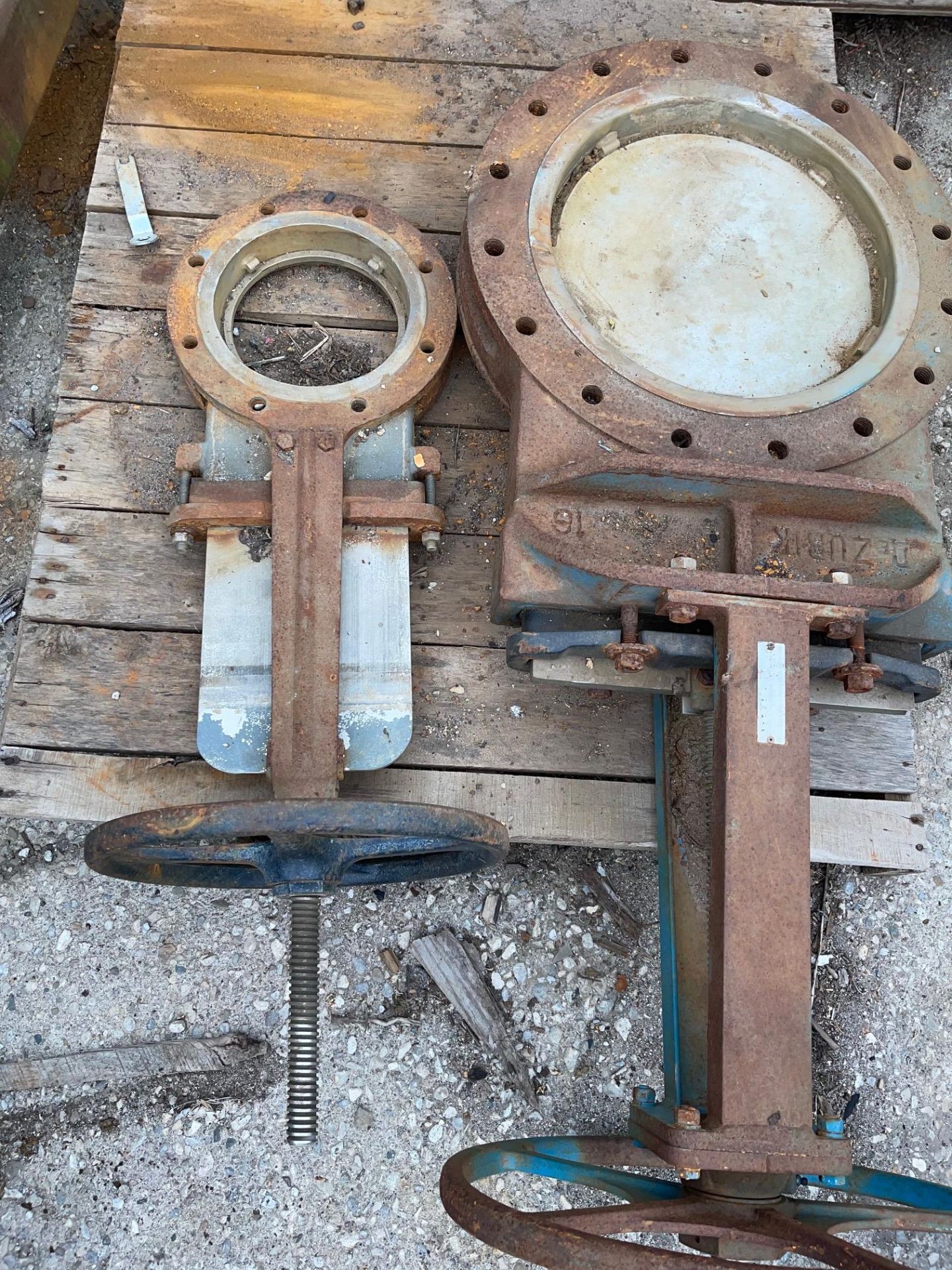 2 X 16 RANGE, 1 X 9" S/S SLIDE, GATE VALVES - Image 2 of 5