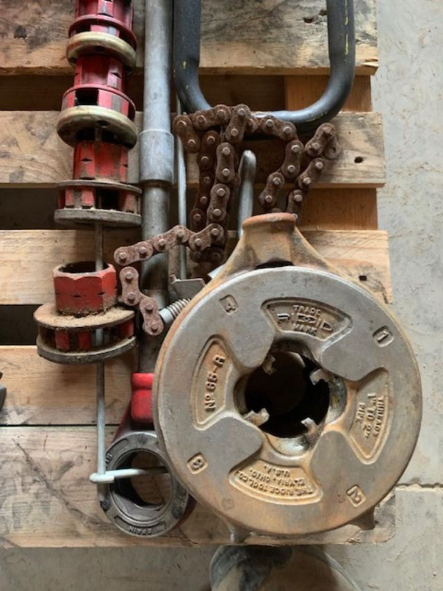 MANUAL THREADER MADE IN SPAIN, WITH 5 DIES, RIDGET #66-A, 1-2” PIPE DIE, 1 CHAIN RETAINER - Image 4 of 4