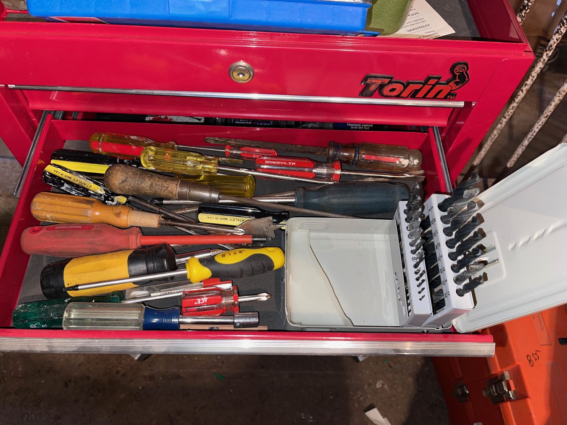 TOOLBOX IN CHEST WITH CONTENTS, SCREWDRIVERS, SALT, DRILL BITS, NUT DRIVERS, DIGITAL VENEER CALIPER, - Image 4 of 10