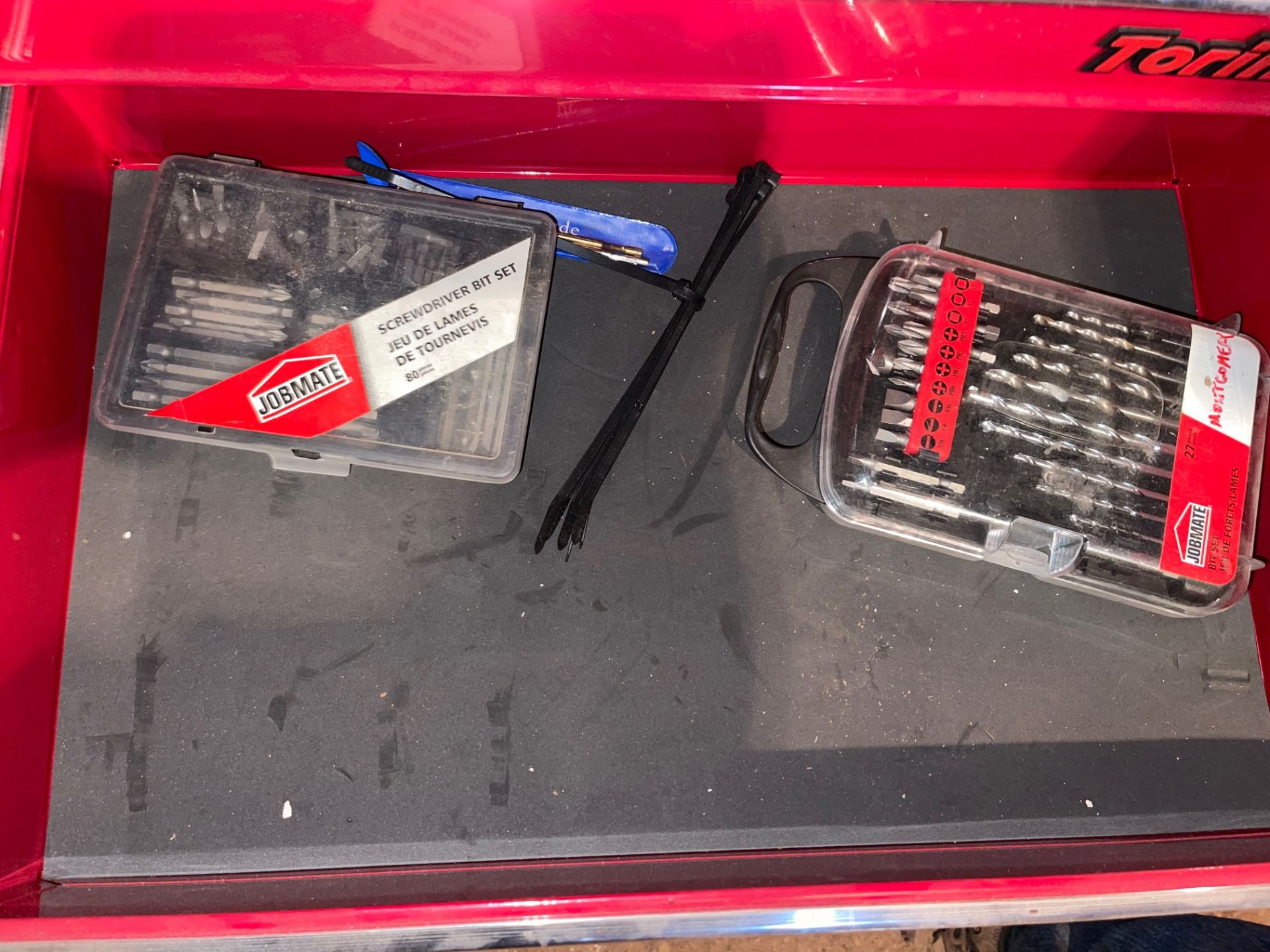 TOOLBOX IN CHEST WITH CONTENTS, SCREWDRIVERS, SALT, DRILL BITS, NUT DRIVERS, DIGITAL VENEER CALIPER, - Image 7 of 10