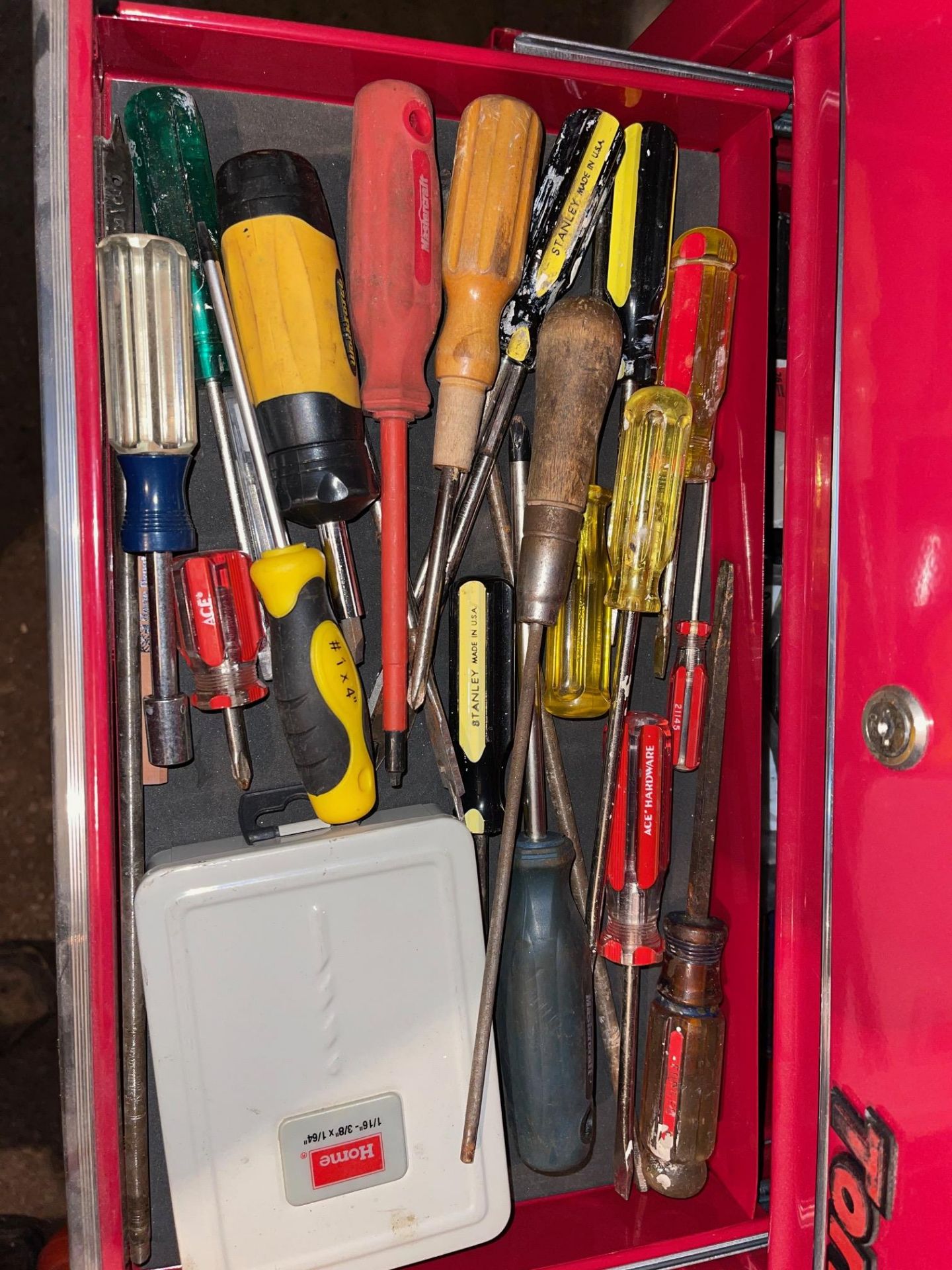 TOOLBOX IN CHEST WITH CONTENTS, SCREWDRIVERS, SALT, DRILL BITS, NUT DRIVERS, DIGITAL VENEER CALIPER, - Image 3 of 10