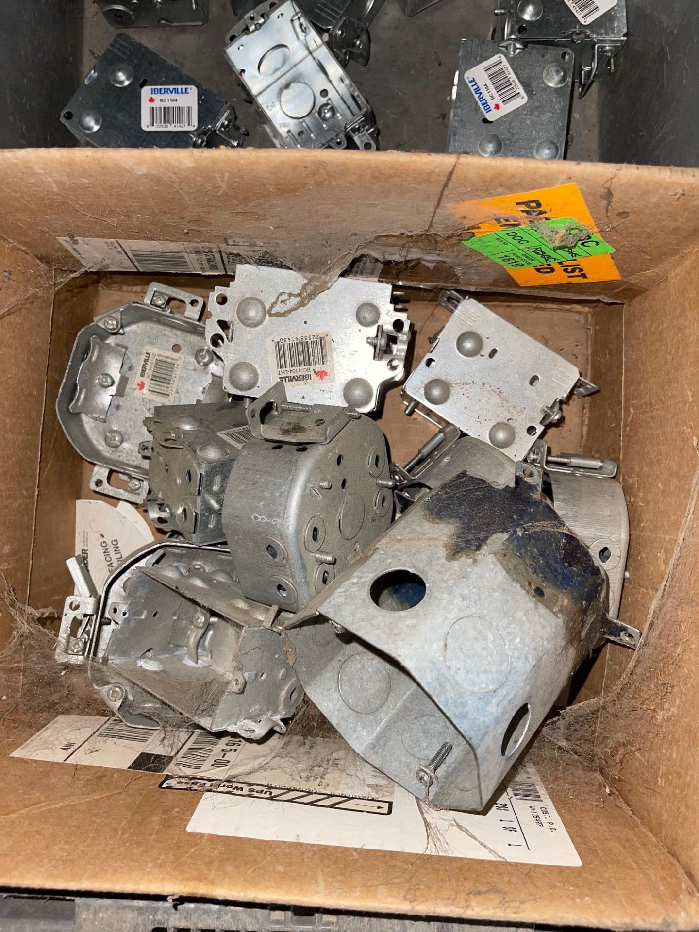 LOT OF ELECTRICAL BOXES, LIDS GALVANIZED, ALUMINUM, 3 BOXES, APPROXIMATELY 100 PIECES, RIGGING - Image 2 of 4