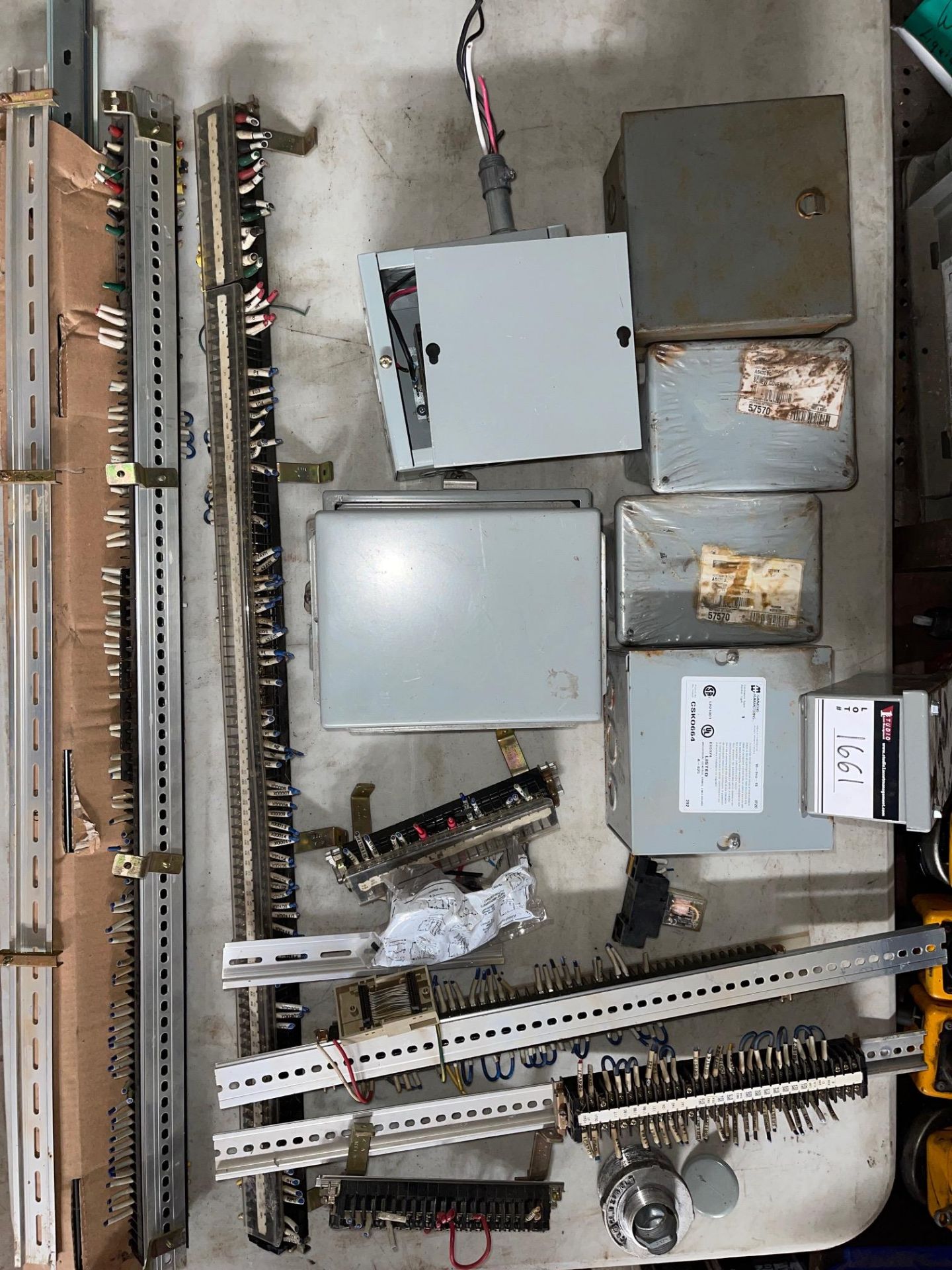 LOT/ASSORT OF ELECTRICAL BOXES(7), ASSORT OF DIM RAILWAYS WITH CONNECTORS: ALLEN BRADLEY - Image 6 of 6