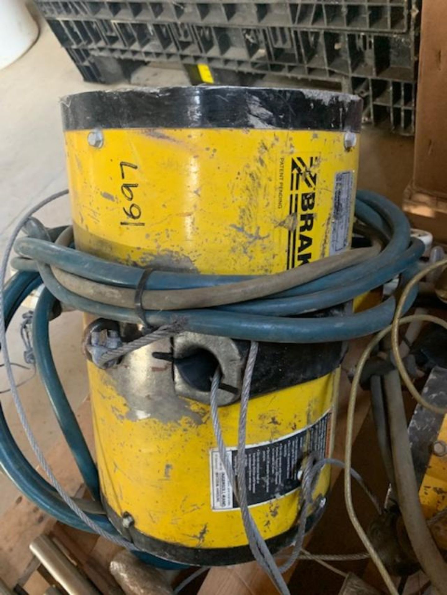 AIR HOISTS, 3 USED INGLESOL RAND AIR HOISTS, 1 USED 575 BROKEN COVER, RIGGING FEE $40.00 - Image 4 of 4