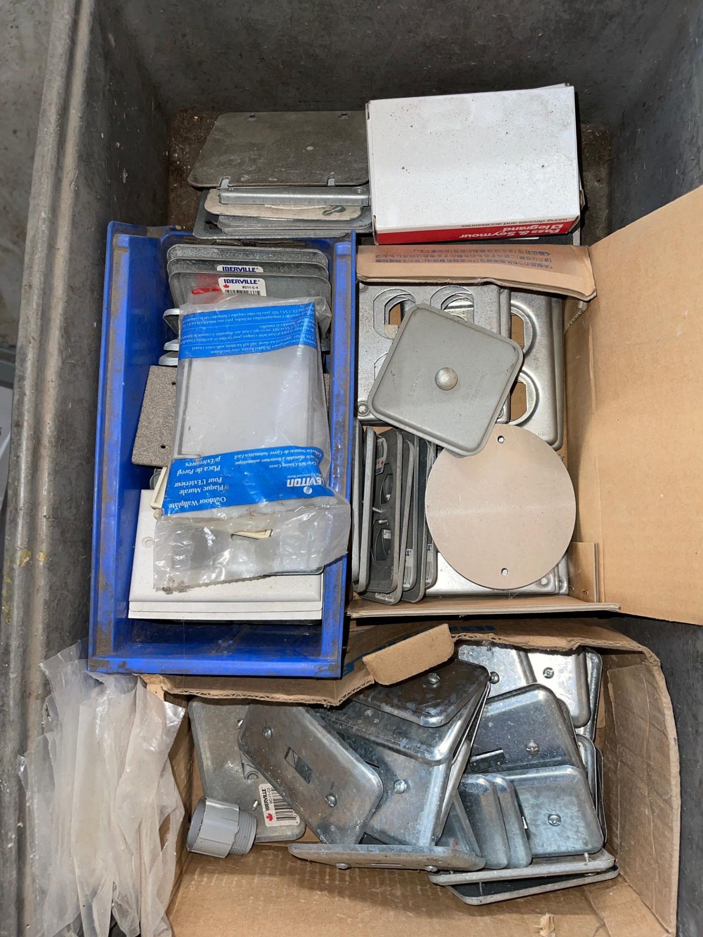 LOT OF ELECTRICAL BOXES, LIDS GALVANIZED, ALUMINUM, 3 BOXES, APPROXIMATELY 100 PIECES, RIGGING - Image 4 of 4