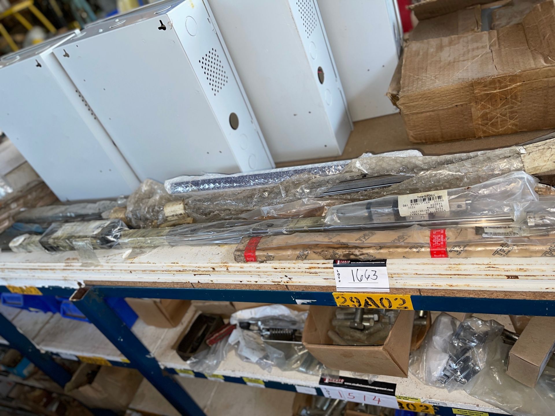 LOT OF A SELECTION OF LINEAR RAILS, BRASS STOCK, 1/4 “FLAT BAR, LINEAR BEARINGS ON RAILS FROM 1/2 - Image 3 of 5