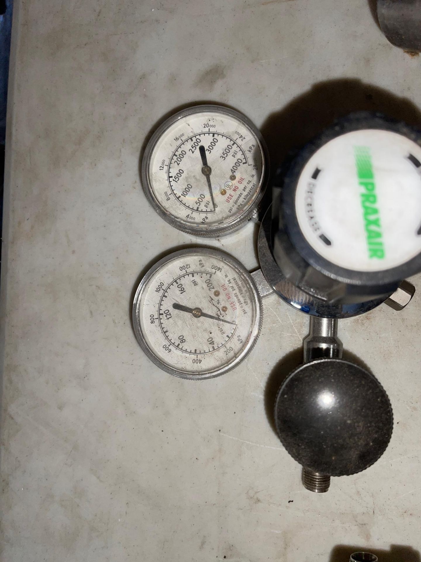 LOT/ ASSORTMENT OF PRESSURE GAUGES INCLUDING PRAXAIR ETC - Image 6 of 8