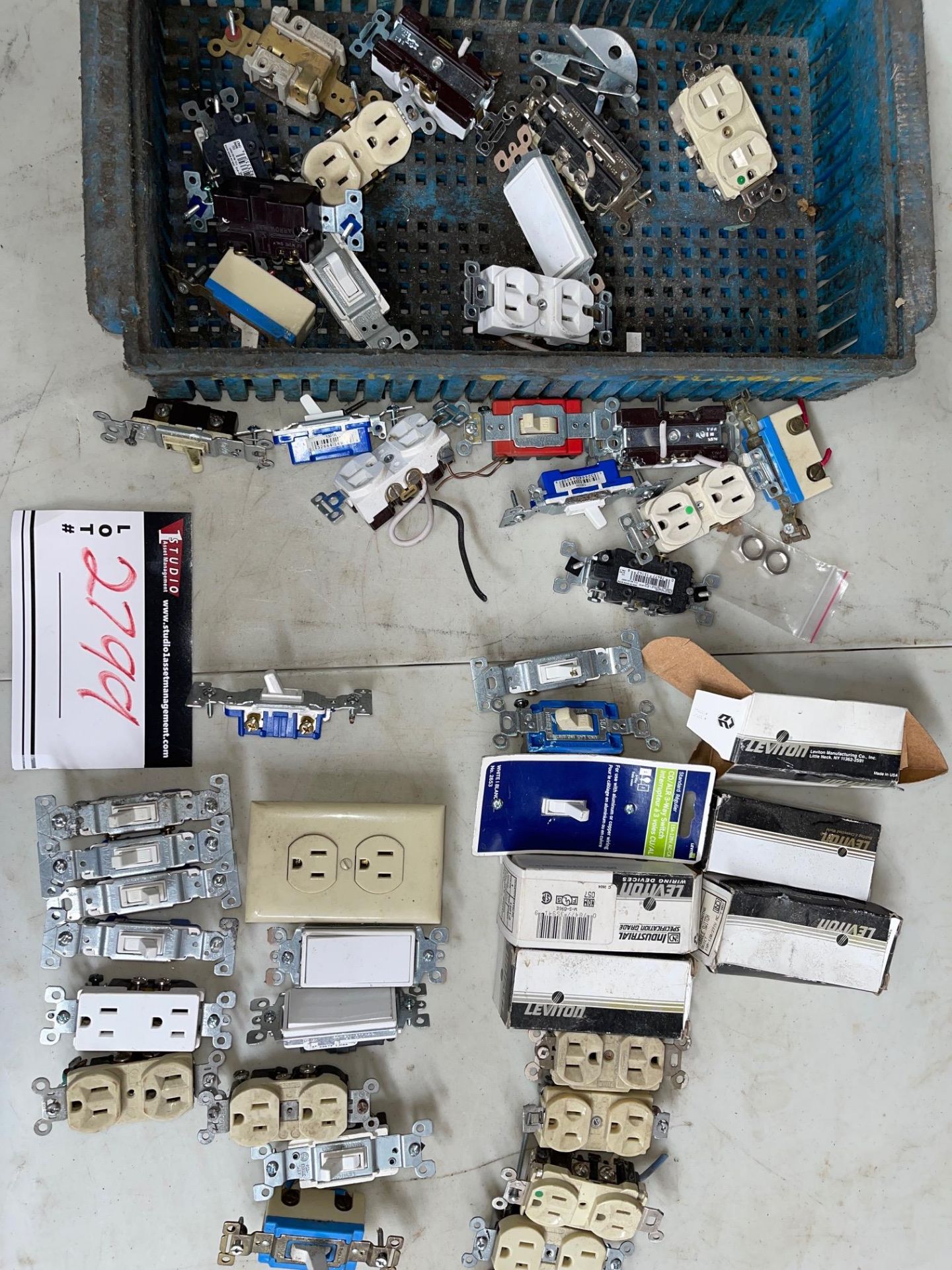 LOT/ASSORTED PLUGS, LIGHT SWITCHES, 3 WAY SWITCHES