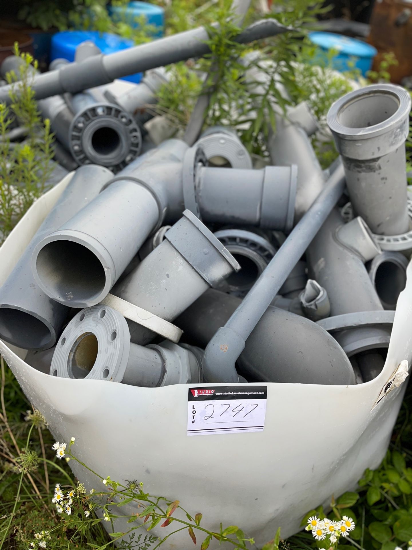 LOT OF STEEL BIN OF PVC CUT OFF AND SCRAP PIPE ALL THE SAME MATERIAL, 36"X90"X25", FULL BIN WILL FIT - Image 12 of 12