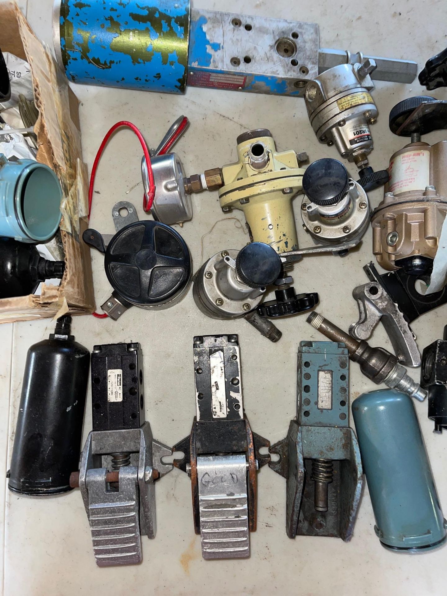 LOT/ ASSORTED AIR REGULATORS, AIR SWITCHES, PARKER, PNEUMATIC, CORES DRILL / NO CHARGER - Image 2 of 4