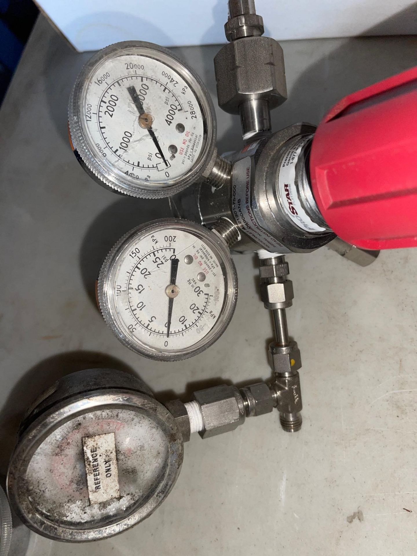 LOT/ ASSORTMENT OF PRESSURE GAUGES INCLUDING PRAXAIR ETC - Image 4 of 8