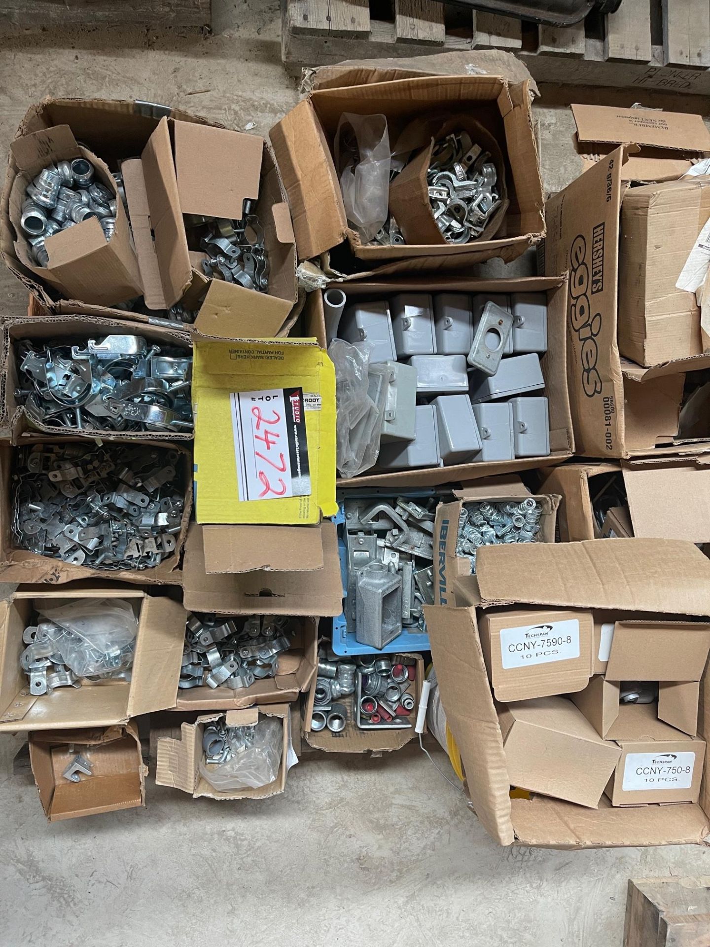 LOT/ ASSORTED FITTINGS, 12X 4 X 4 PVC DEVICE BOXES, BEAM CLAMPS, PIPE STRAPS, CONDUIT JOINERS, CADDY