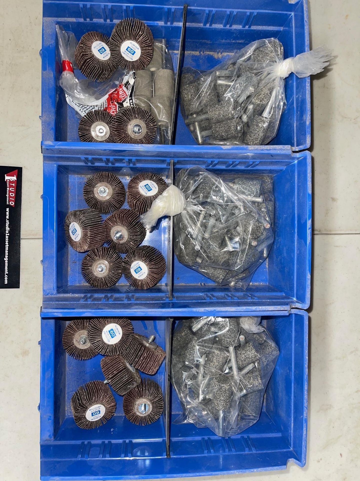 LOT/APPROX(75) 1/4" SHANK X 3/4" DIAMETER GRINDING STONE, (18) ALUMINUM OXIDE, (60) GRIP FLAT WHEELS - Image 4 of 5