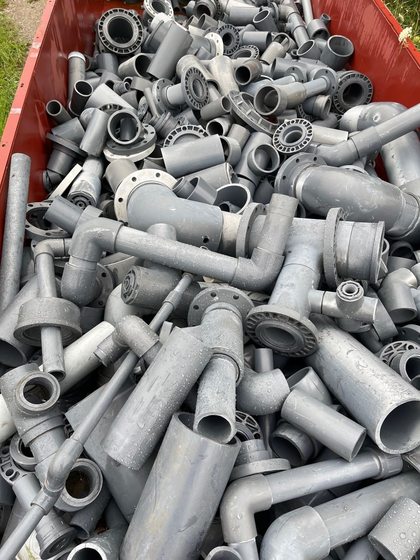 LOT OF STEEL BIN OF PVC CUT OFF AND SCRAP PIPE ALL THE SAME MATERIAL, 36"X90"X25", FULL BIN WILL FIT - Image 5 of 12