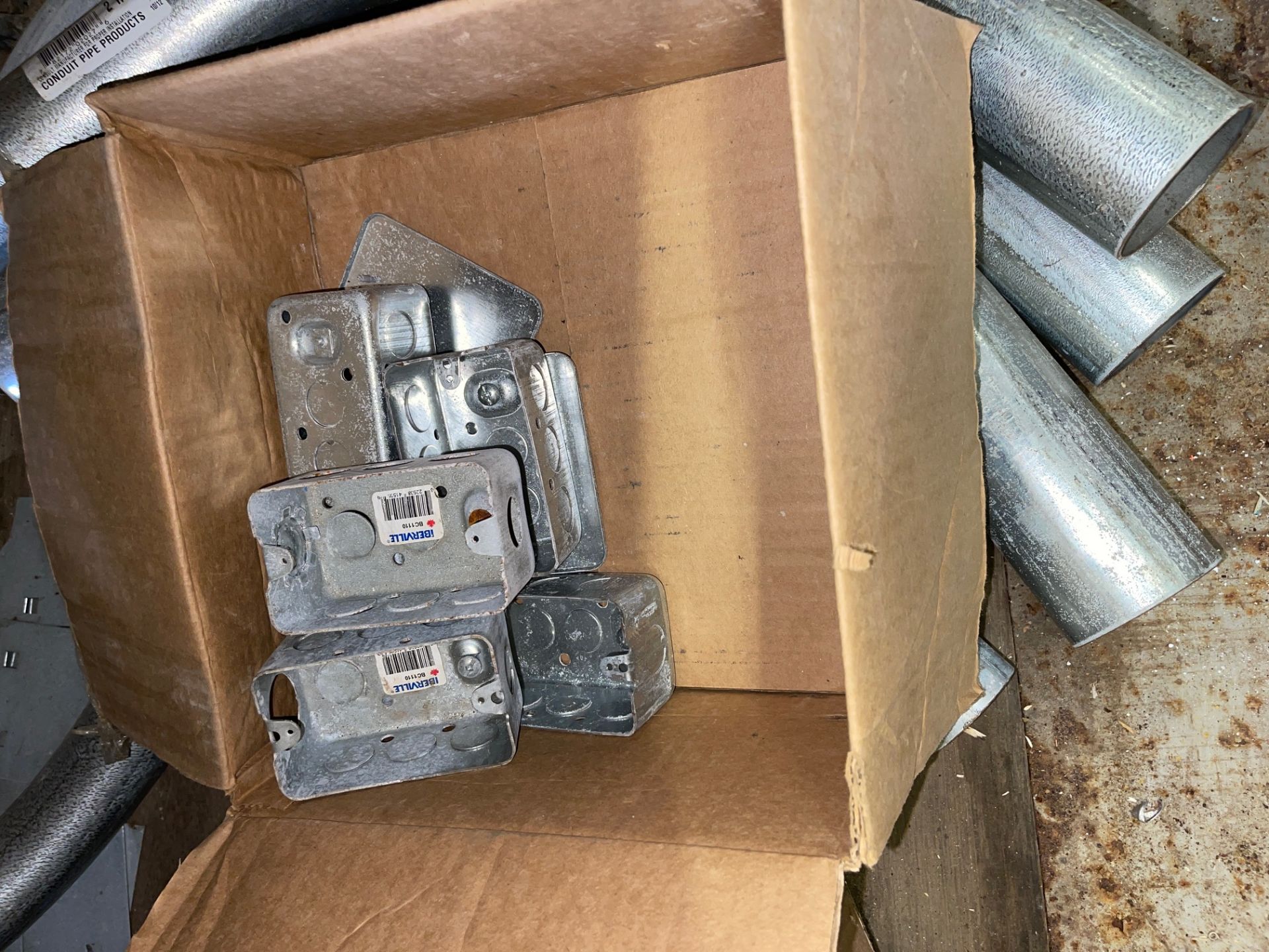 LOT/ EMT 1 1/4 CLAMPS, PLUG BOXES (10) IN WALL PLUG BOXES (10) ½” ALUMINUM FLEX CONNECTORS, 2 ½” EMT - Image 5 of 11