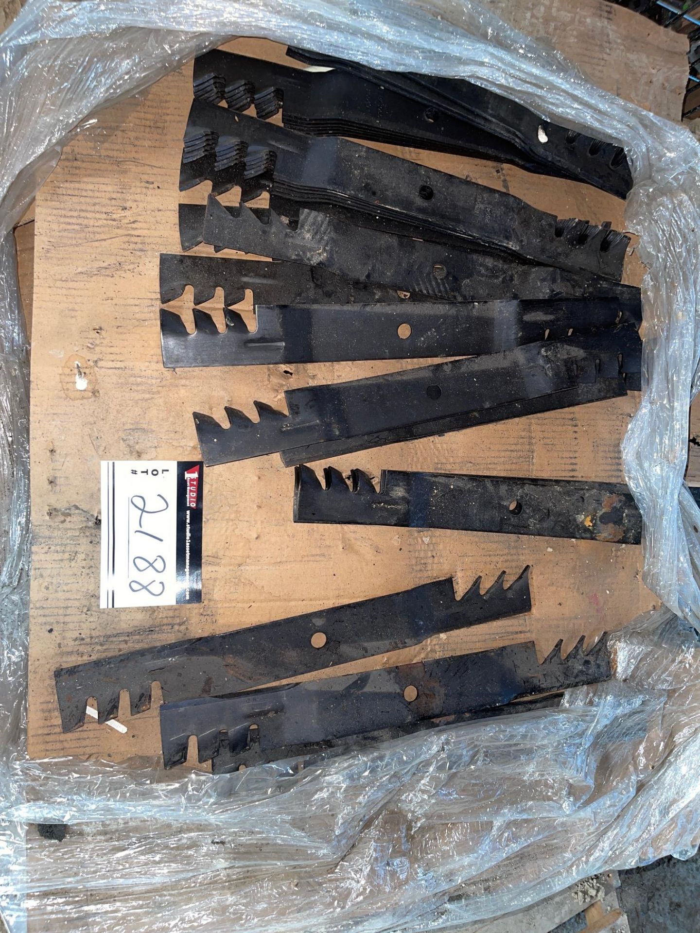 LOT OF XTREME LAWNMOWER BLADES, 21 1/2" WITH 5/8 HOLE, APPROX 1000, RIGGING FEE $25.00