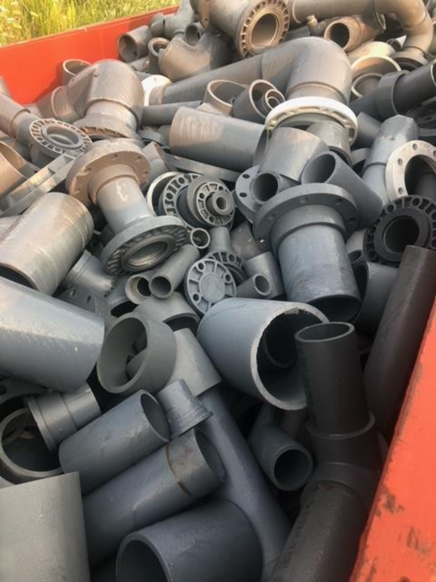 LOT OF STEEL BIN OF PVC CUT OFF AND SCRAP PIPE ALL THE SAME MATERIAL, 36"X90"X25", FULL BIN WILL FIT - Image 7 of 12