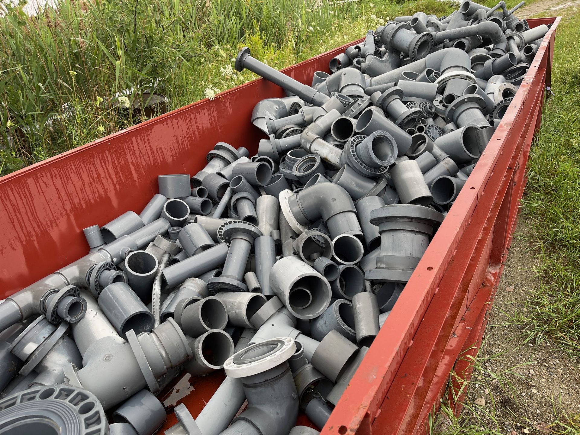 LOT OF STEEL BIN OF PVC CUT OFF AND SCRAP PIPE ALL THE SAME MATERIAL, 36"X90"X25", FULL BIN WILL FIT - Image 2 of 12