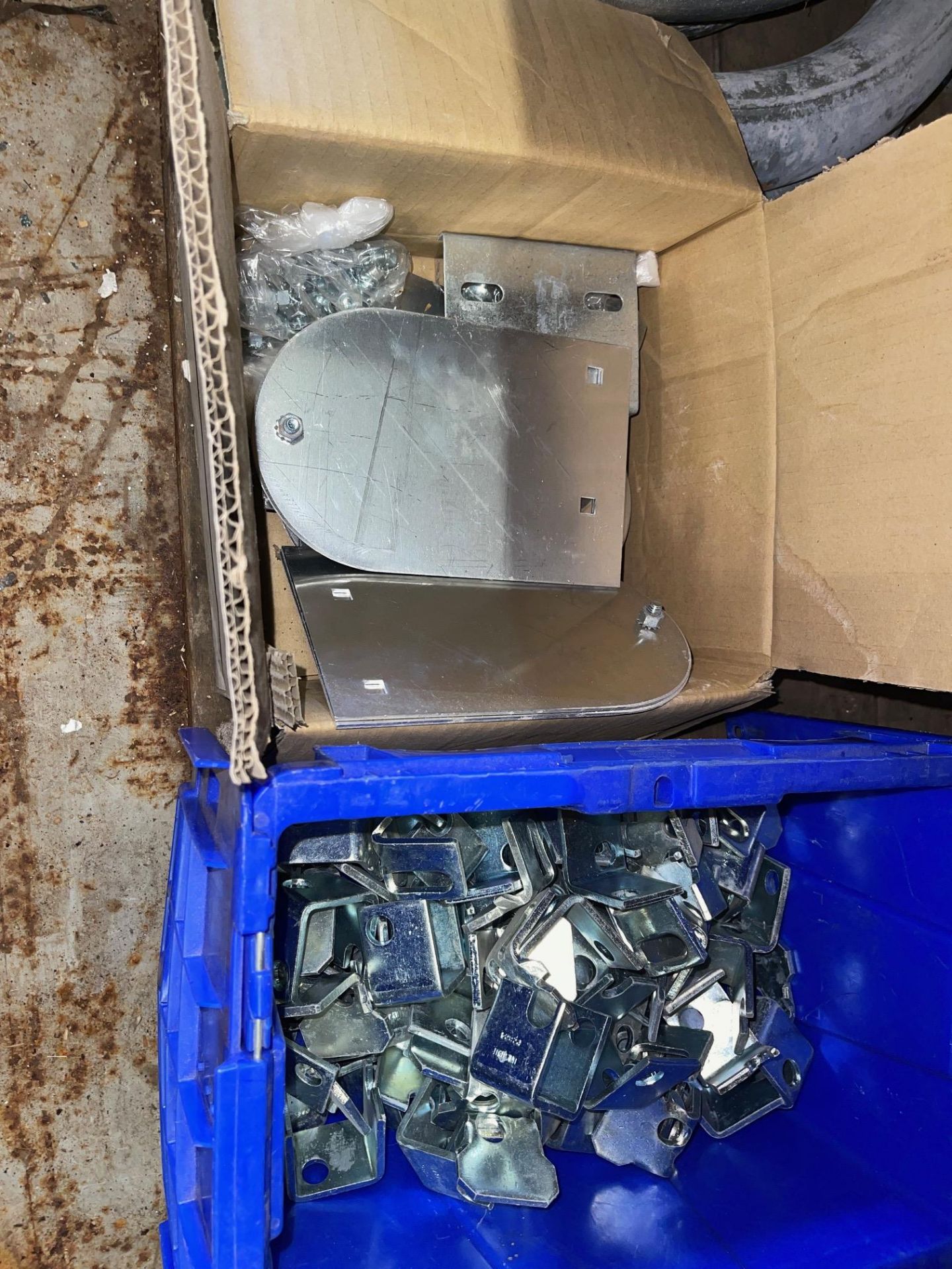 LOT/ EMT 1 1/4 CLAMPS, PLUG BOXES (10) IN WALL PLUG BOXES (10) ½” ALUMINUM FLEX CONNECTORS, 2 ½” EMT - Image 9 of 11