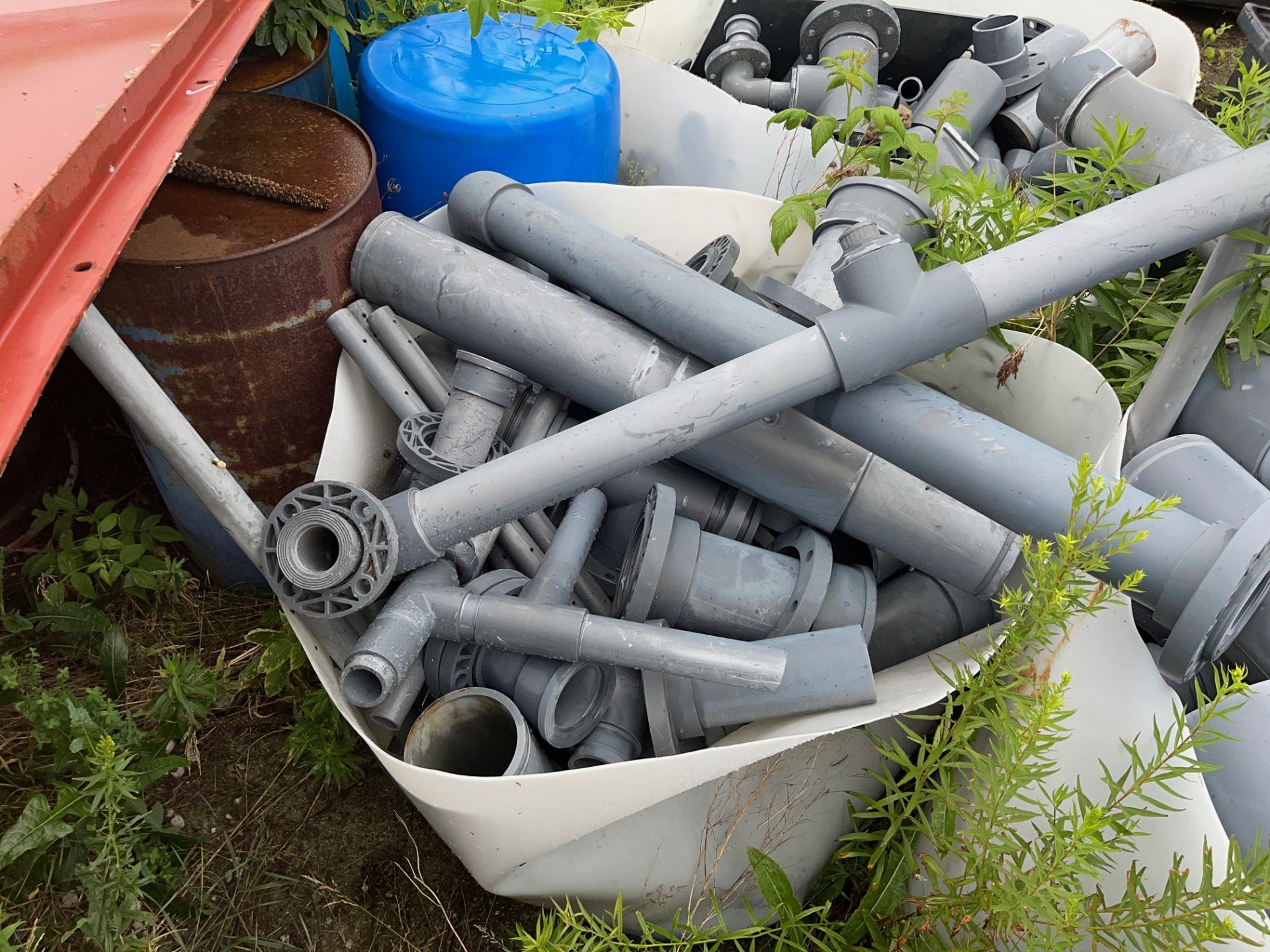 LOT OF STEEL BIN OF PVC CUT OFF AND SCRAP PIPE ALL THE SAME MATERIAL, 36"X90"X25", FULL BIN WILL FIT - Image 10 of 12