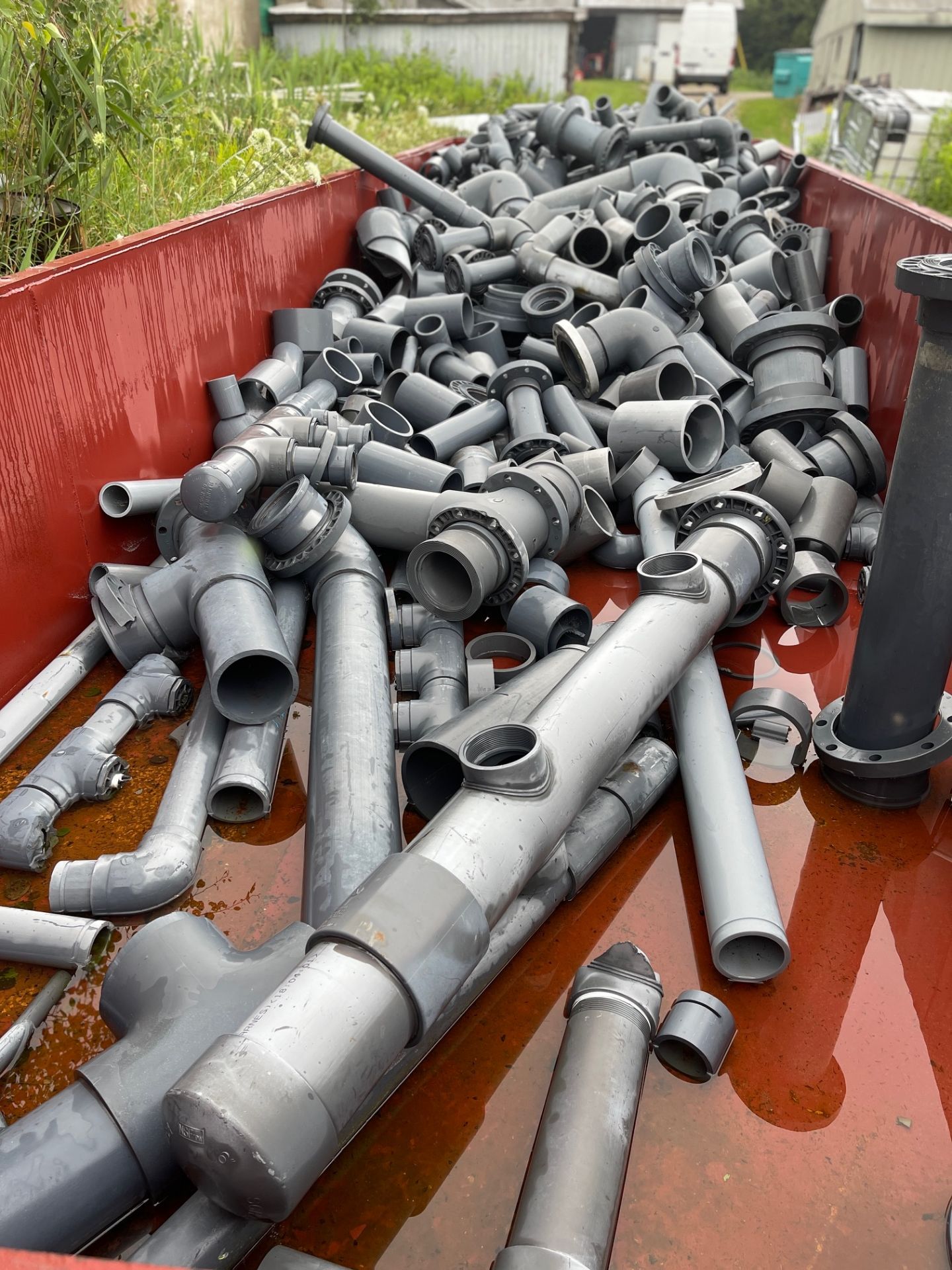 LOT OF STEEL BIN OF PVC CUT OFF AND SCRAP PIPE ALL THE SAME MATERIAL, 36"X90"X25", FULL BIN WILL FIT - Image 3 of 12