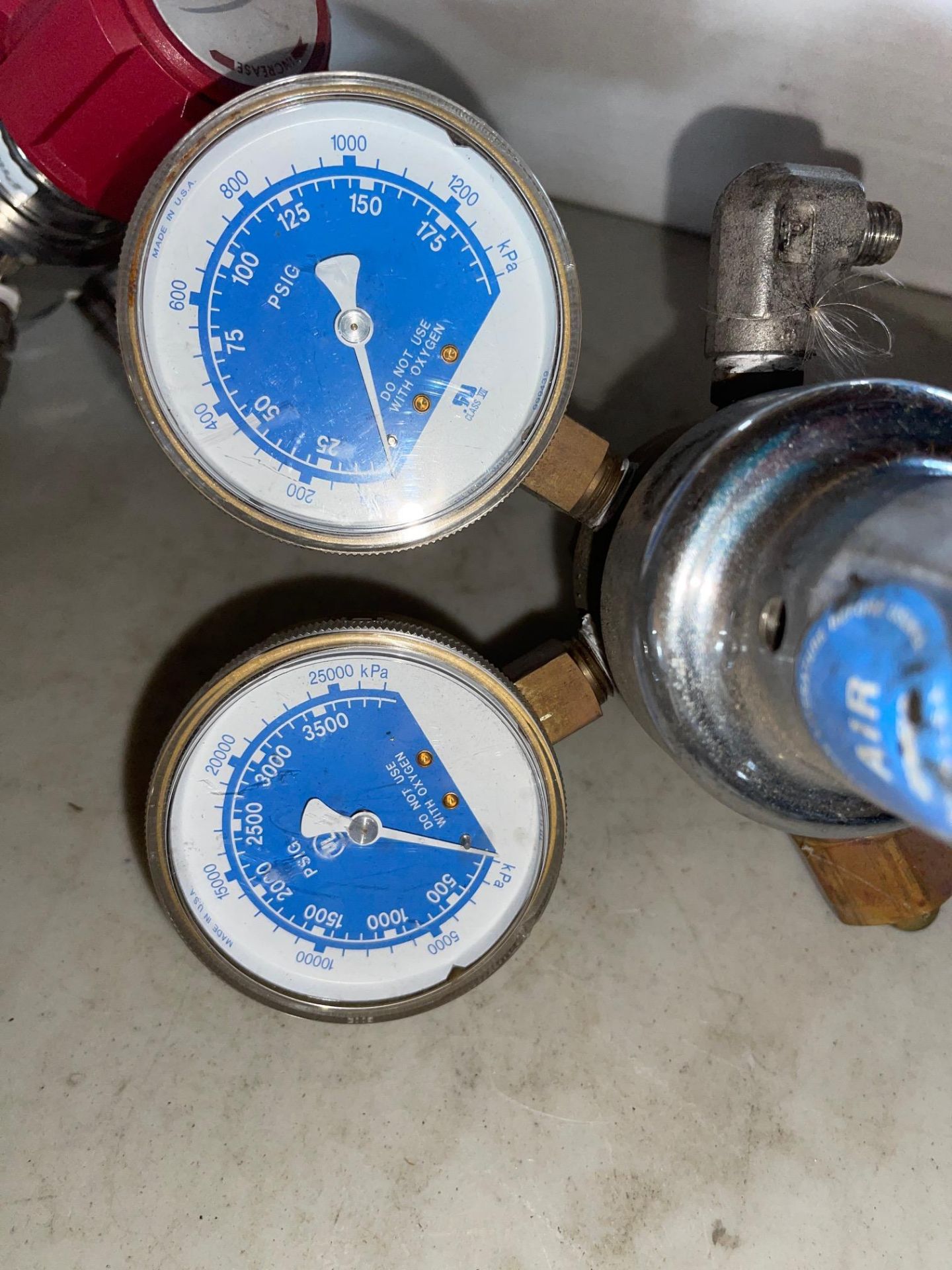 LOT/ ASSORTMENT OF PRESSURE GAUGES INCLUDING PRAXAIR ETC - Image 3 of 8