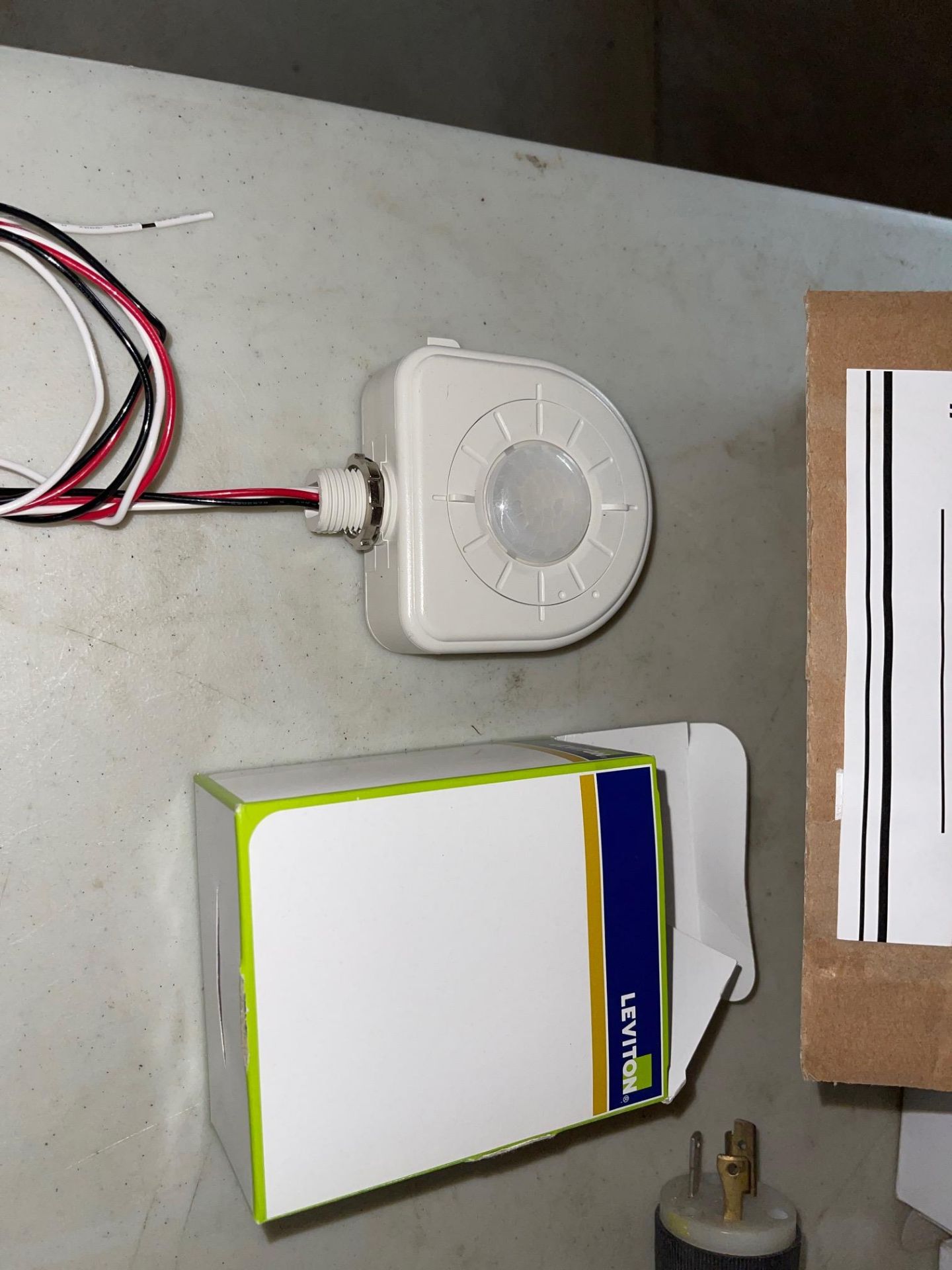 LOT/ LEVITON, HIGH BAY PASSIVE INFRARED OCCUPANCY SENSOR OSFHU-1TW, ELECTRICAL CONNECTERS, TS829-W - Image 2 of 3