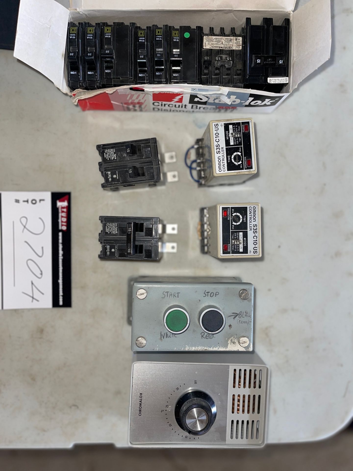 LOT/ OMRON AND CONTROLS, PN-SC3-C10-US, 120/240 INPUT, 5 AMP OUTPUT, CHROMALOX THERMOSTAT, SQUARE