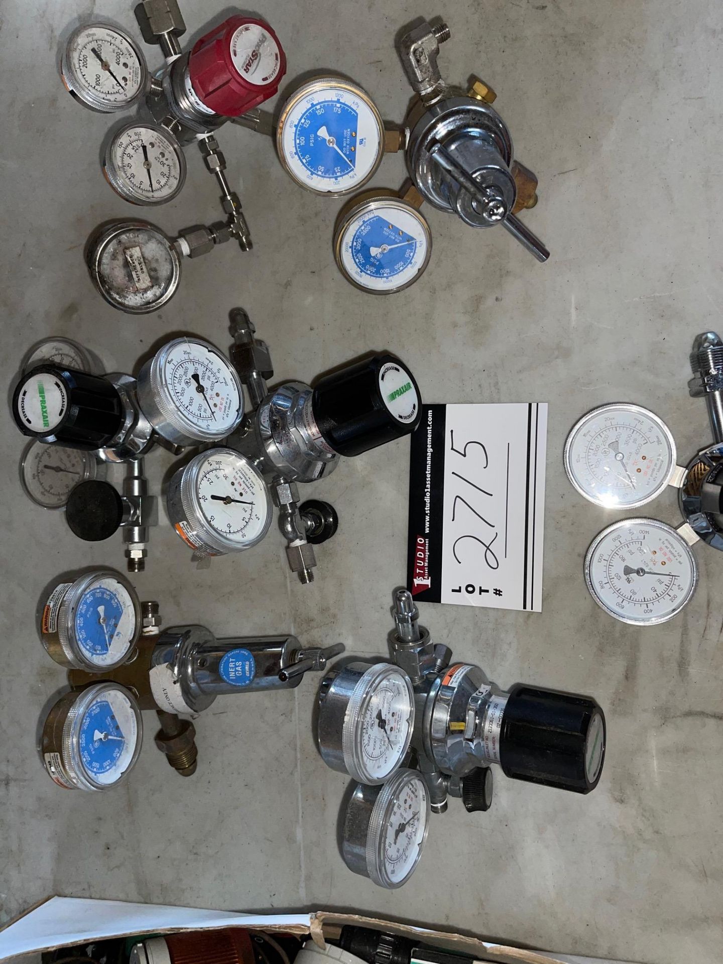 LOT/ ASSORTMENT OF PRESSURE GAUGES INCLUDING PRAXAIR ETC