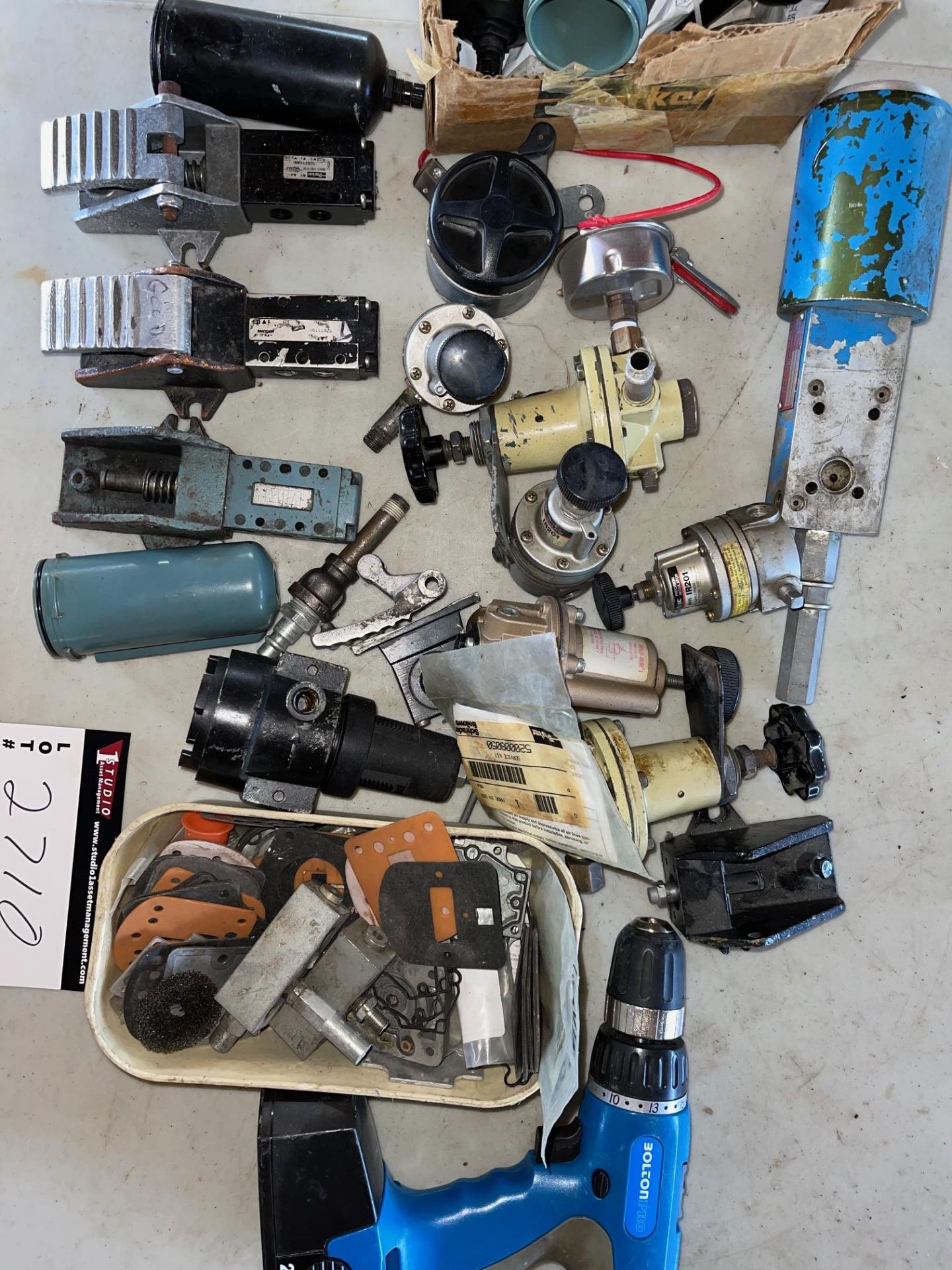 LOT/ ASSORTED AIR REGULATORS, AIR SWITCHES, PARKER, PNEUMATIC, CORES DRILL / NO CHARGER