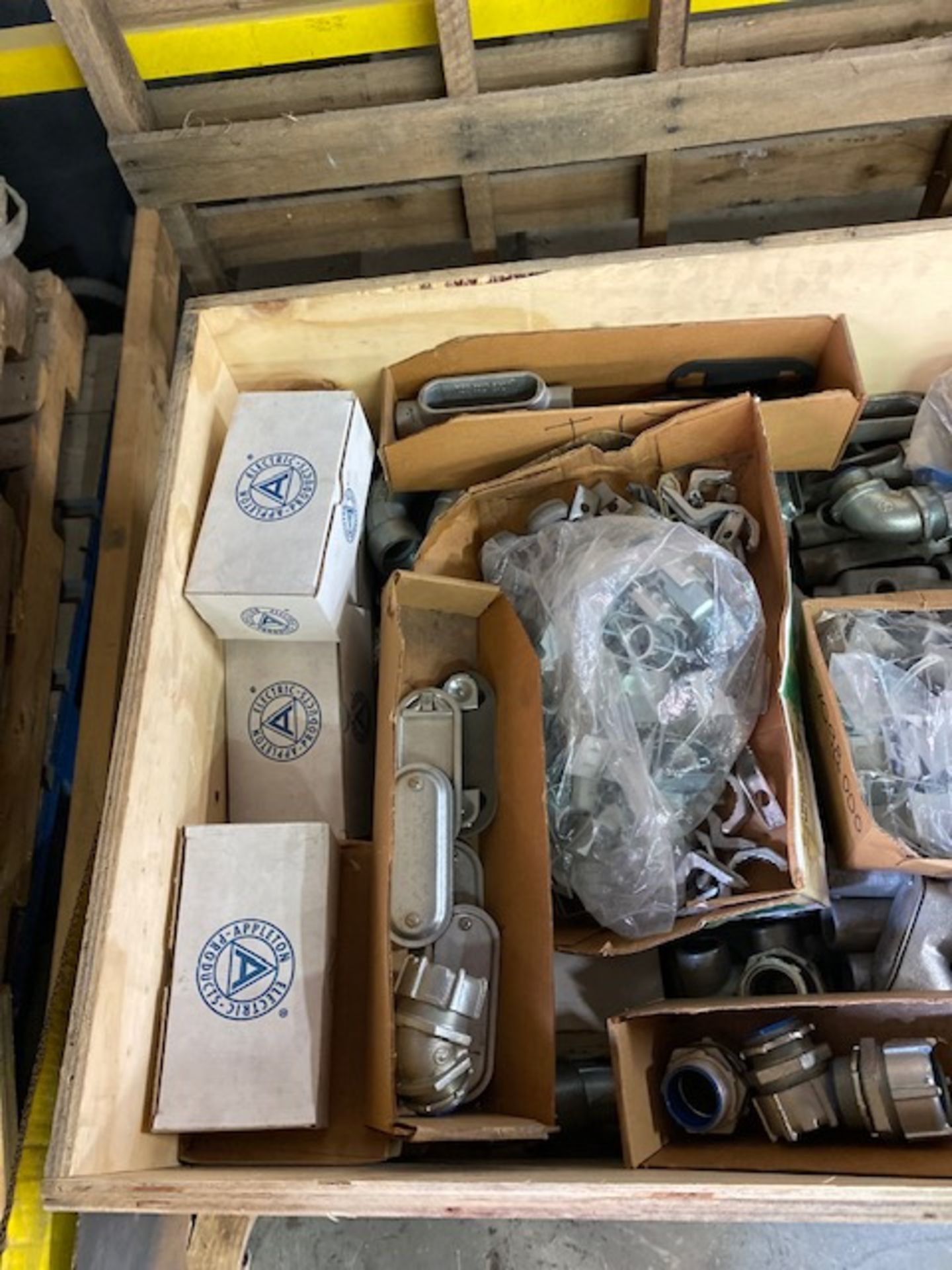LOT/ ELECTRICAL PARTS, FUSE, CONNECTORS AND FITTINGS - Image 3 of 5