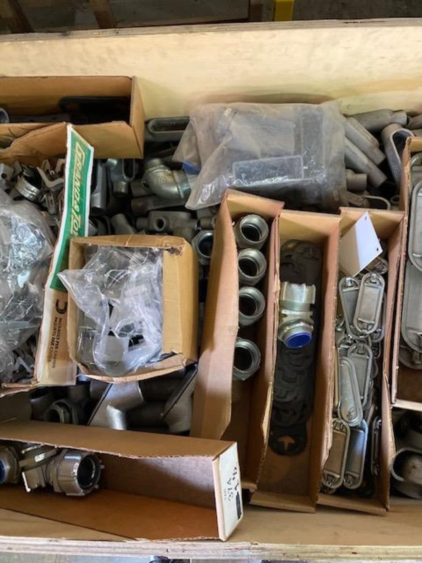 LOT/ ELECTRICAL PARTS, FUSE, CONNECTORS AND FITTINGS - Image 2 of 5