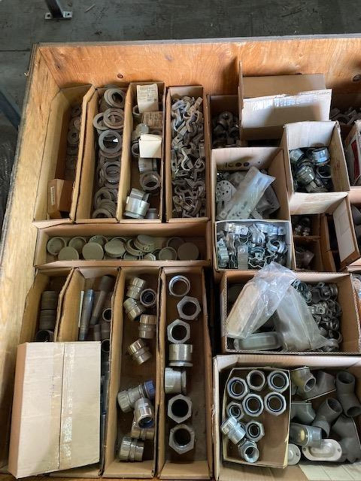 LOT/ ELECTRICAL PARTS, FUSE, CONNECTORS AND FITTINGS