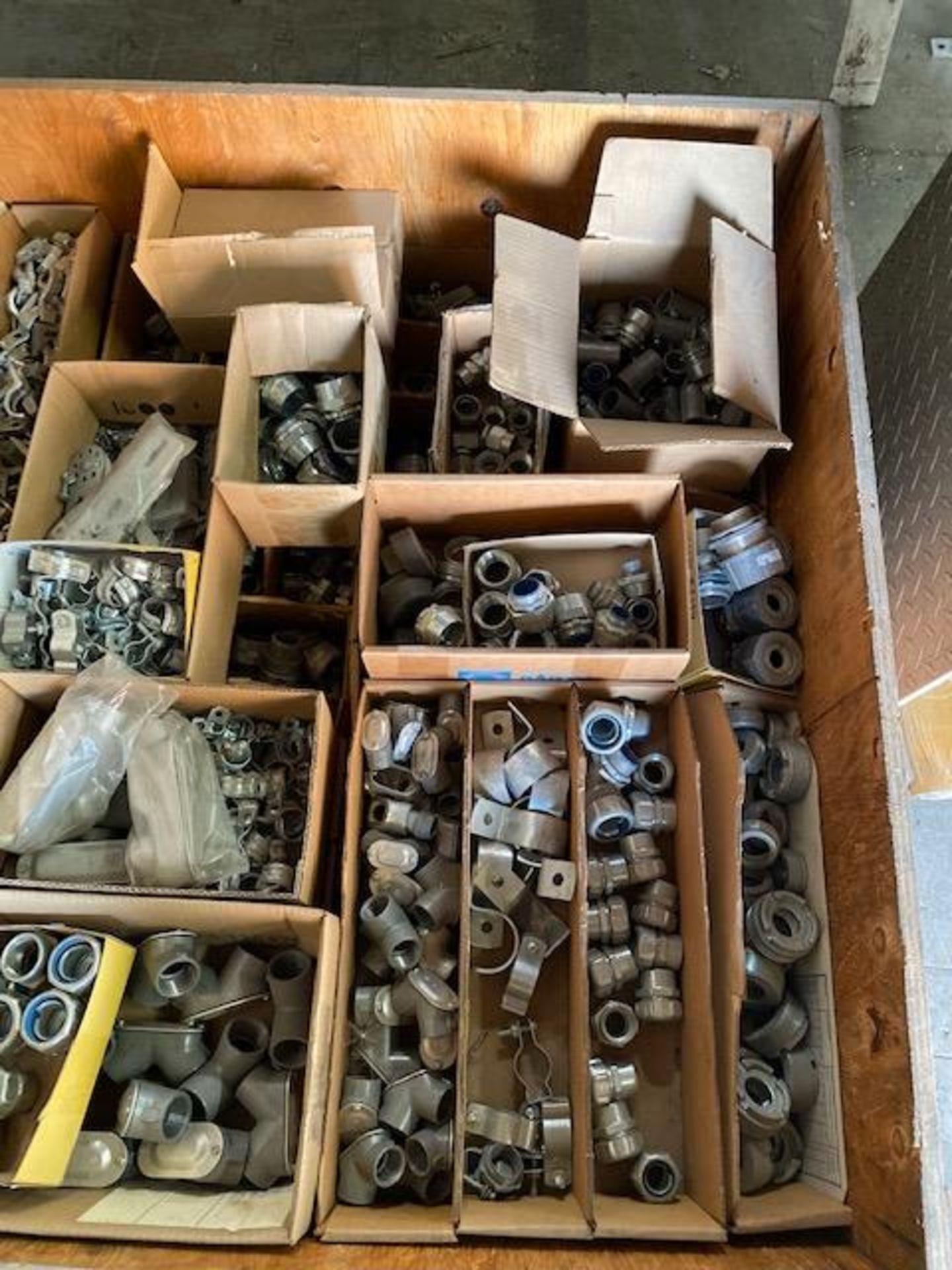 LOT/ ELECTRICAL PARTS, FUSE, CONNECTORS AND FITTINGS - Image 2 of 4