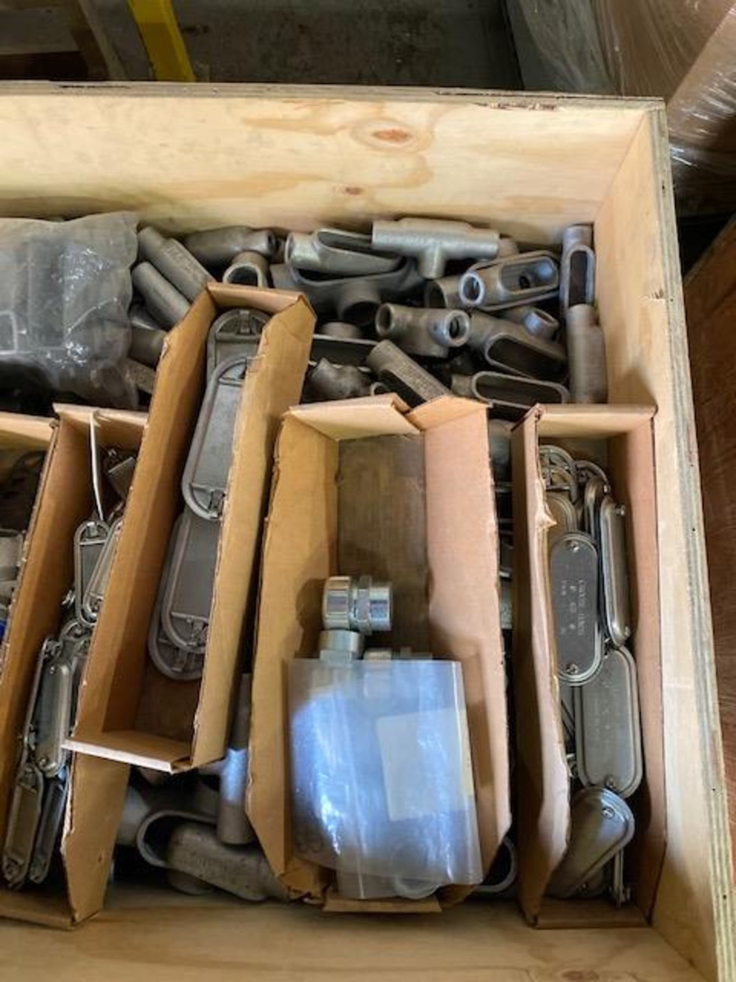 LOT/ ELECTRICAL PARTS, FUSE, CONNECTORS AND FITTINGS