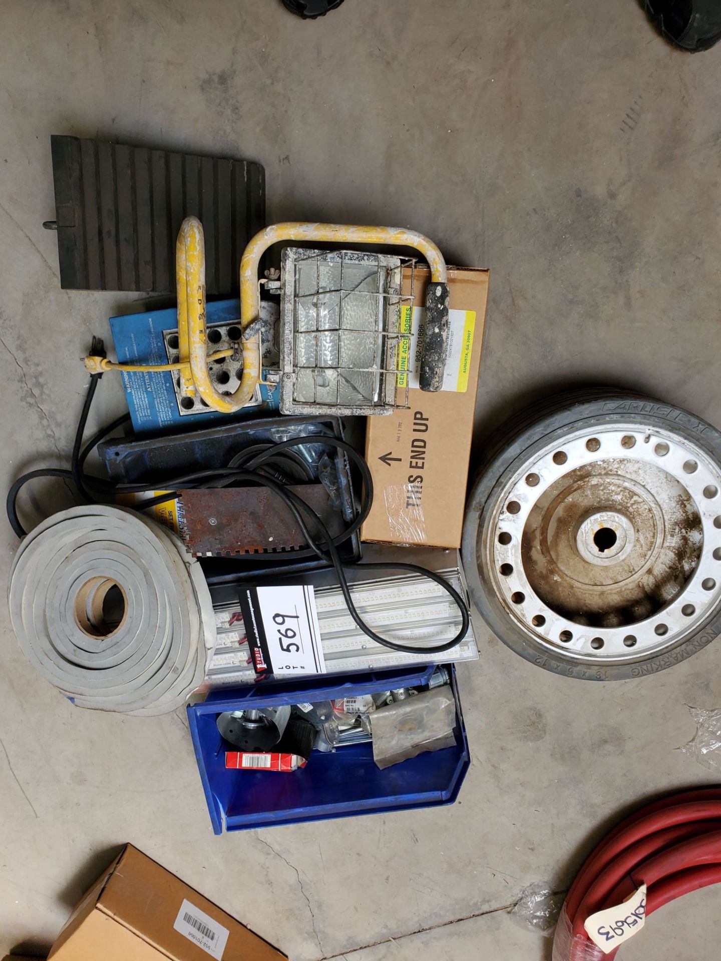 LOT/ MIX LOT WITH FORKLIFT TIRE