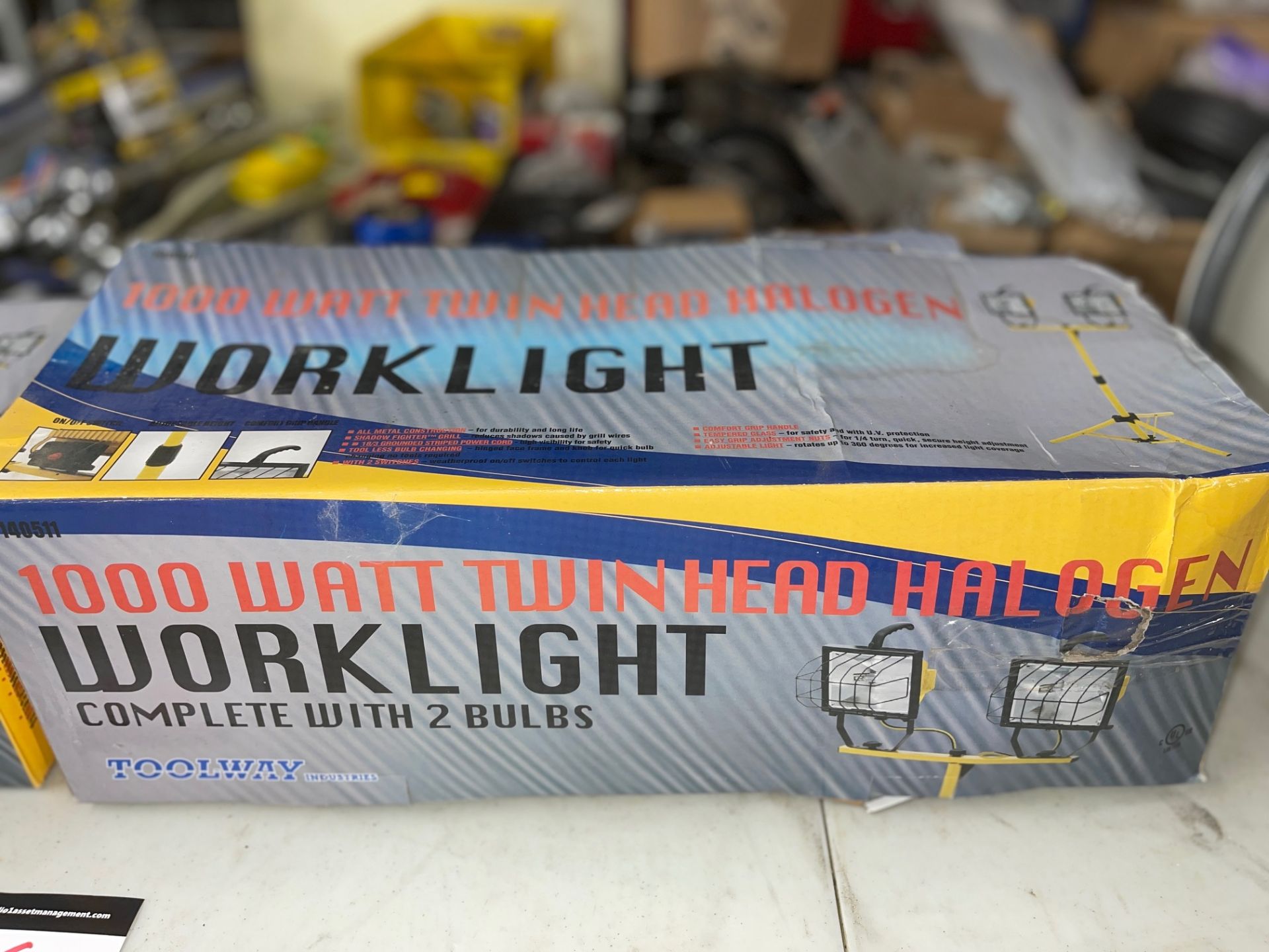 TOOLBOX INDUSTRIES: TWIN HEAD HALOGEN WORKLIGHT, COMPLETE WITH 2 BULBS, #140511 - Image 2 of 4