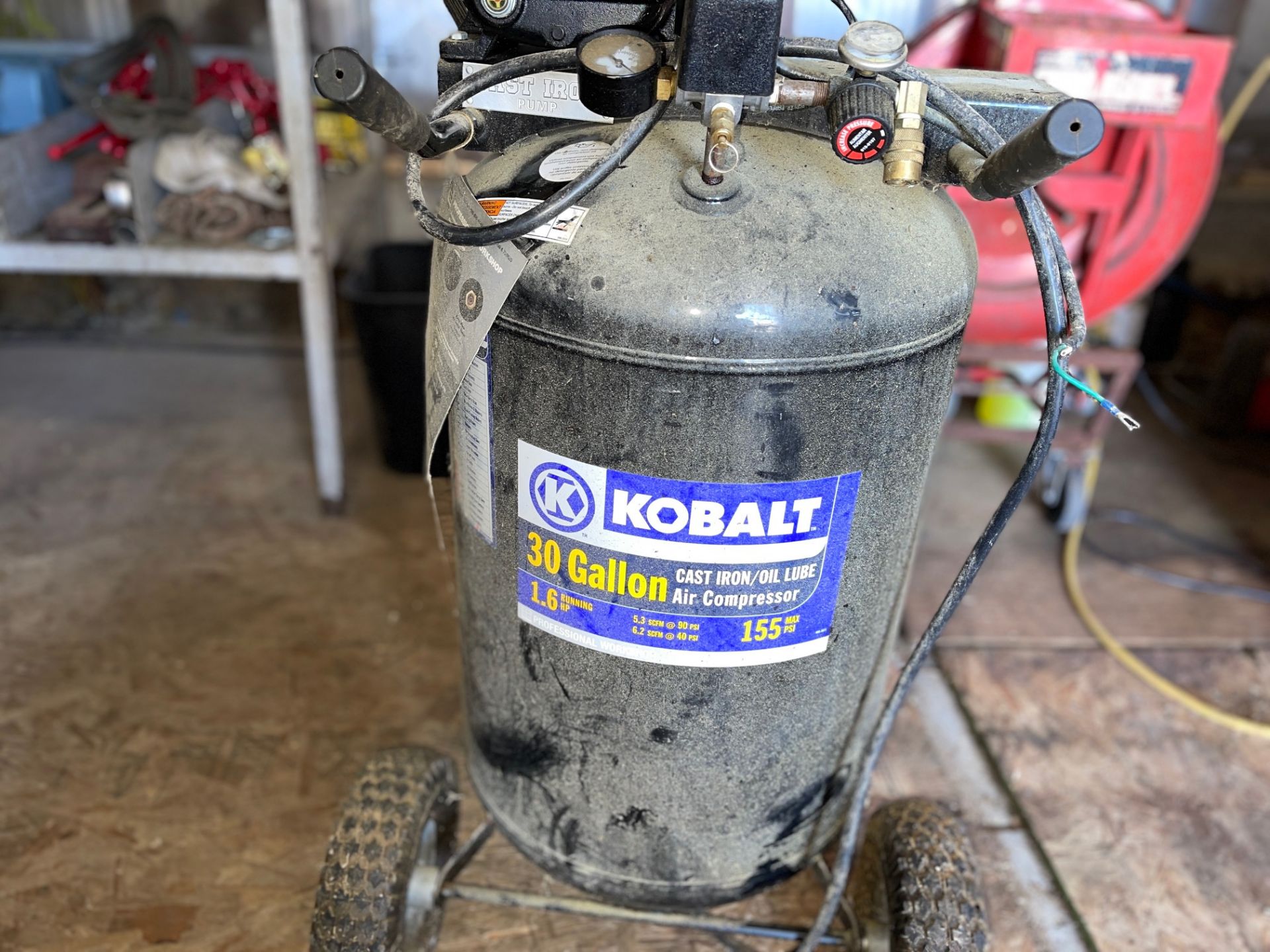 KOBALT 30 GALLON CAST IRON/OIL LUBE AIR COMPRESSOR 1.6 RUNNING HP/155 MAX PSI - Image 3 of 4