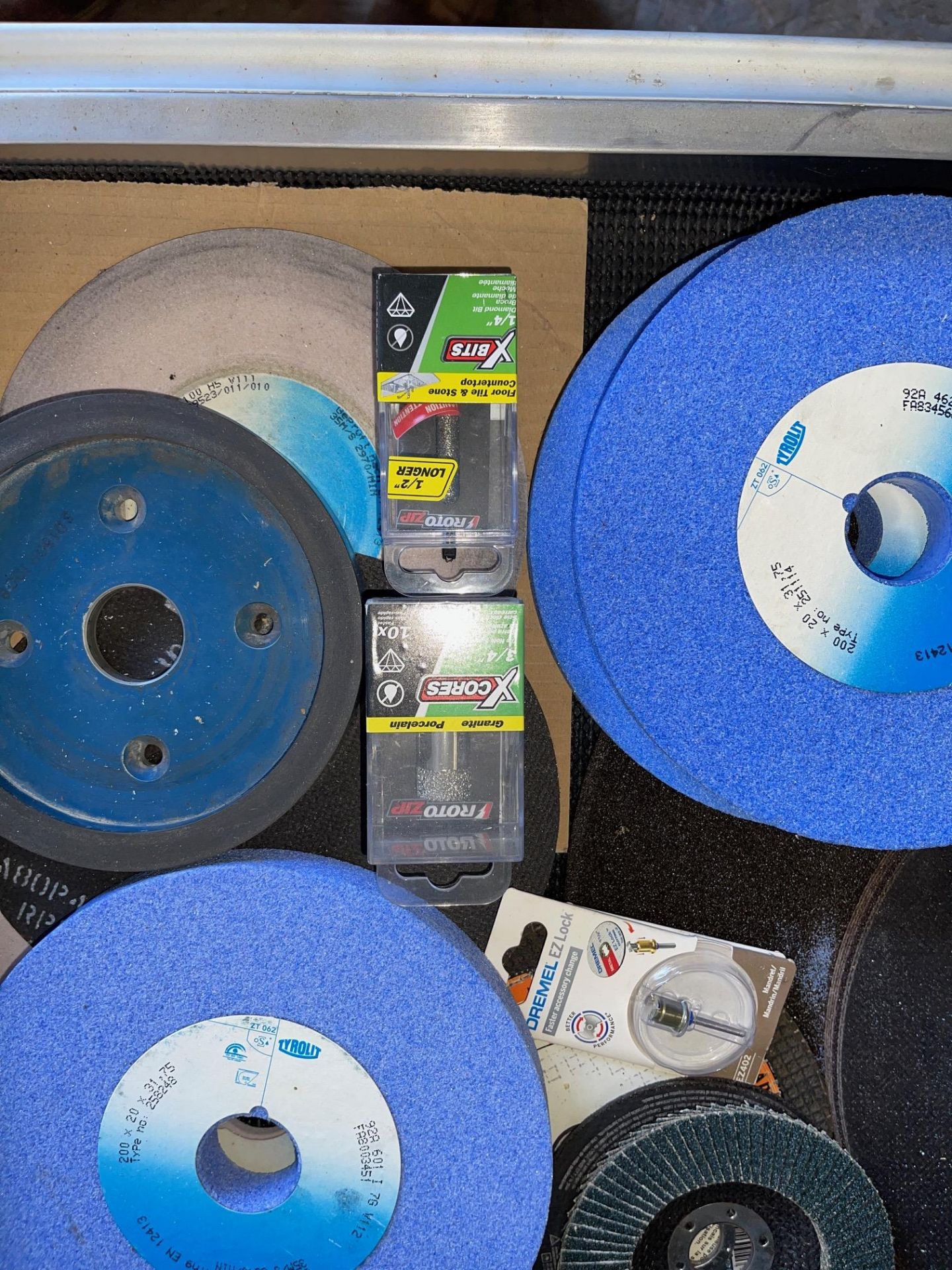 LOT/ GRINDING STORAGE, SAWBLADES, AND ASSORTMENT OF MISCELLANEOUS EQUIPMENT - Image 5 of 5