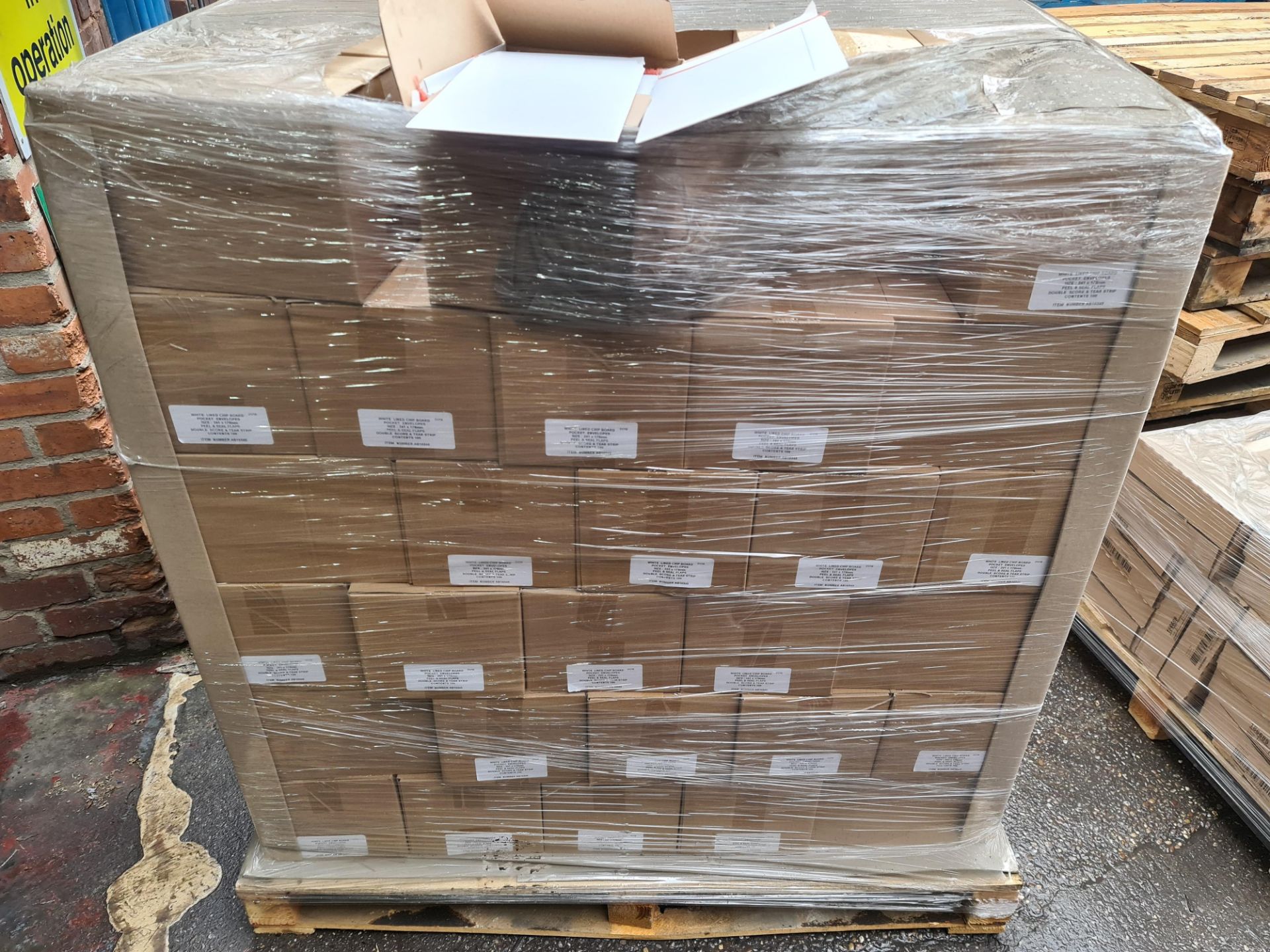 (J90) PALLET TO CONTAIN 6,000 x WHITE LINED CHIP BOARD POCKET ENVELOPES - Image 6 of 6