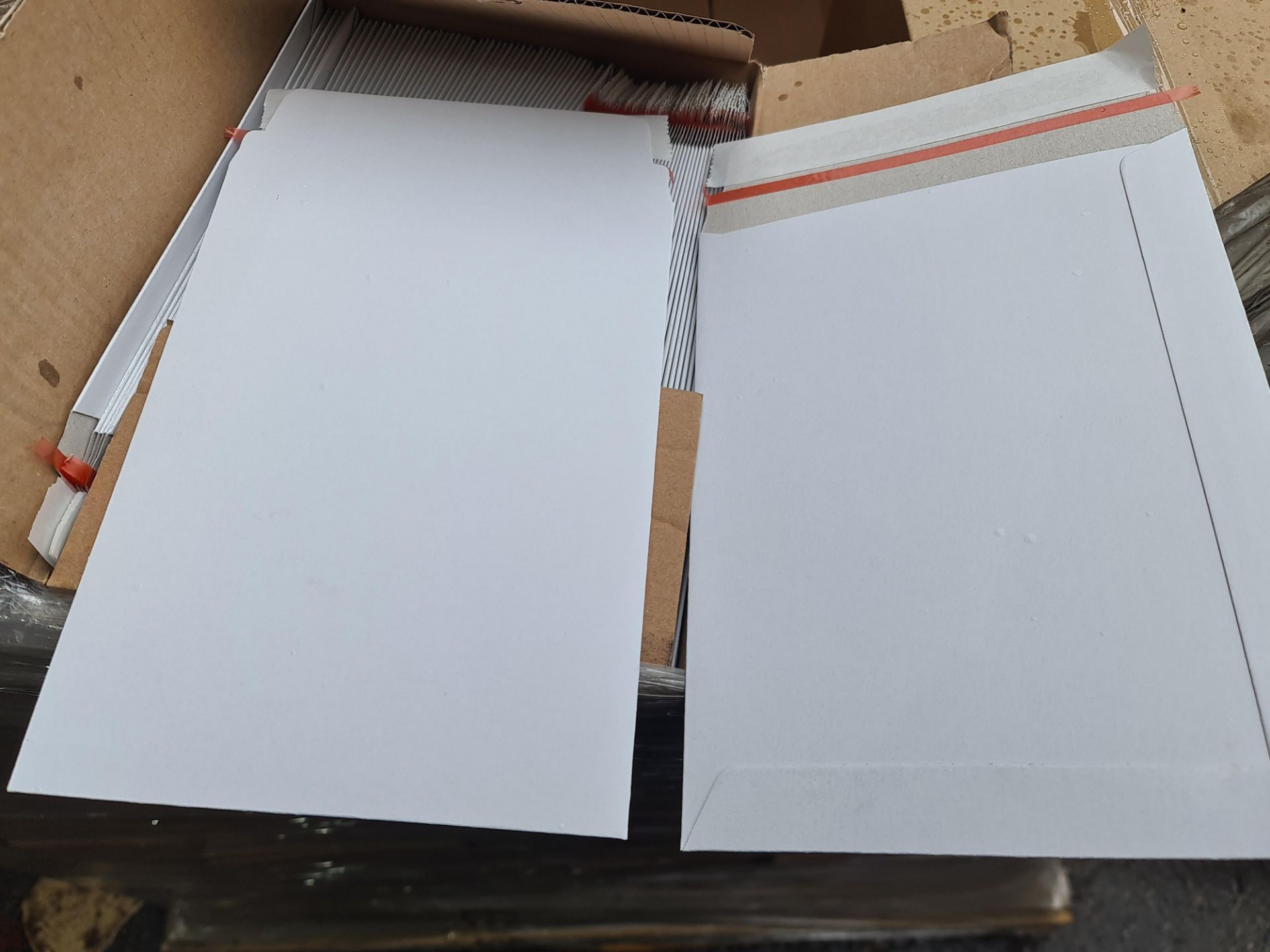 (J90) PALLET TO CONTAIN 6,000 x WHITE LINED CHIP BOARD POCKET ENVELOPES - Image 3 of 6