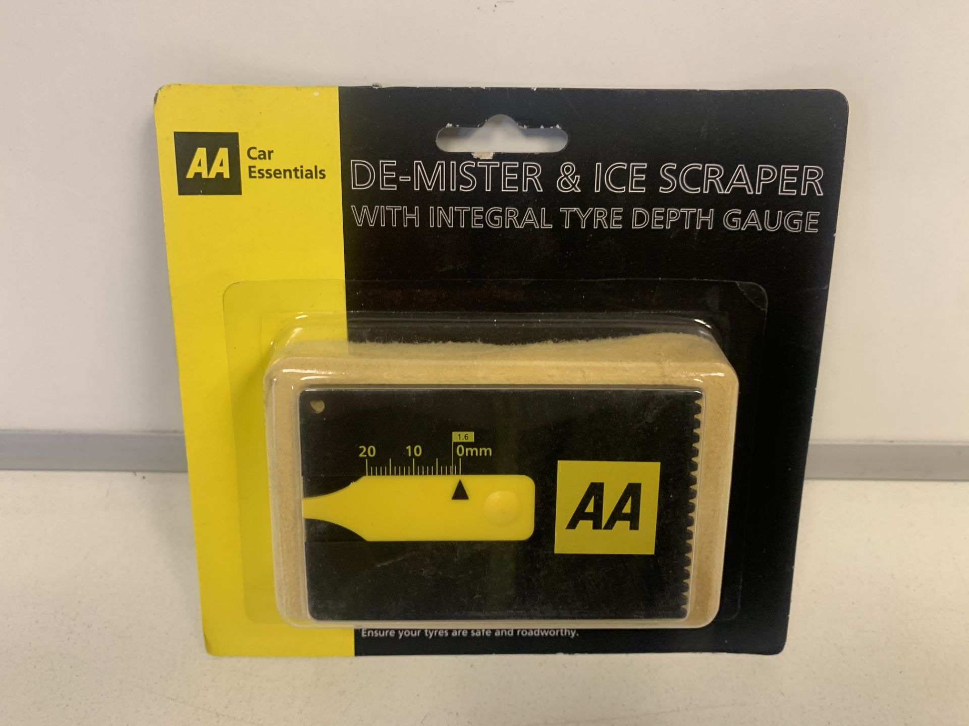 71 X BRAND NEW AA DE-MISTER AND ICE SCRAPERS WITH INTEHRAL TYRE DEPTH GUAGES