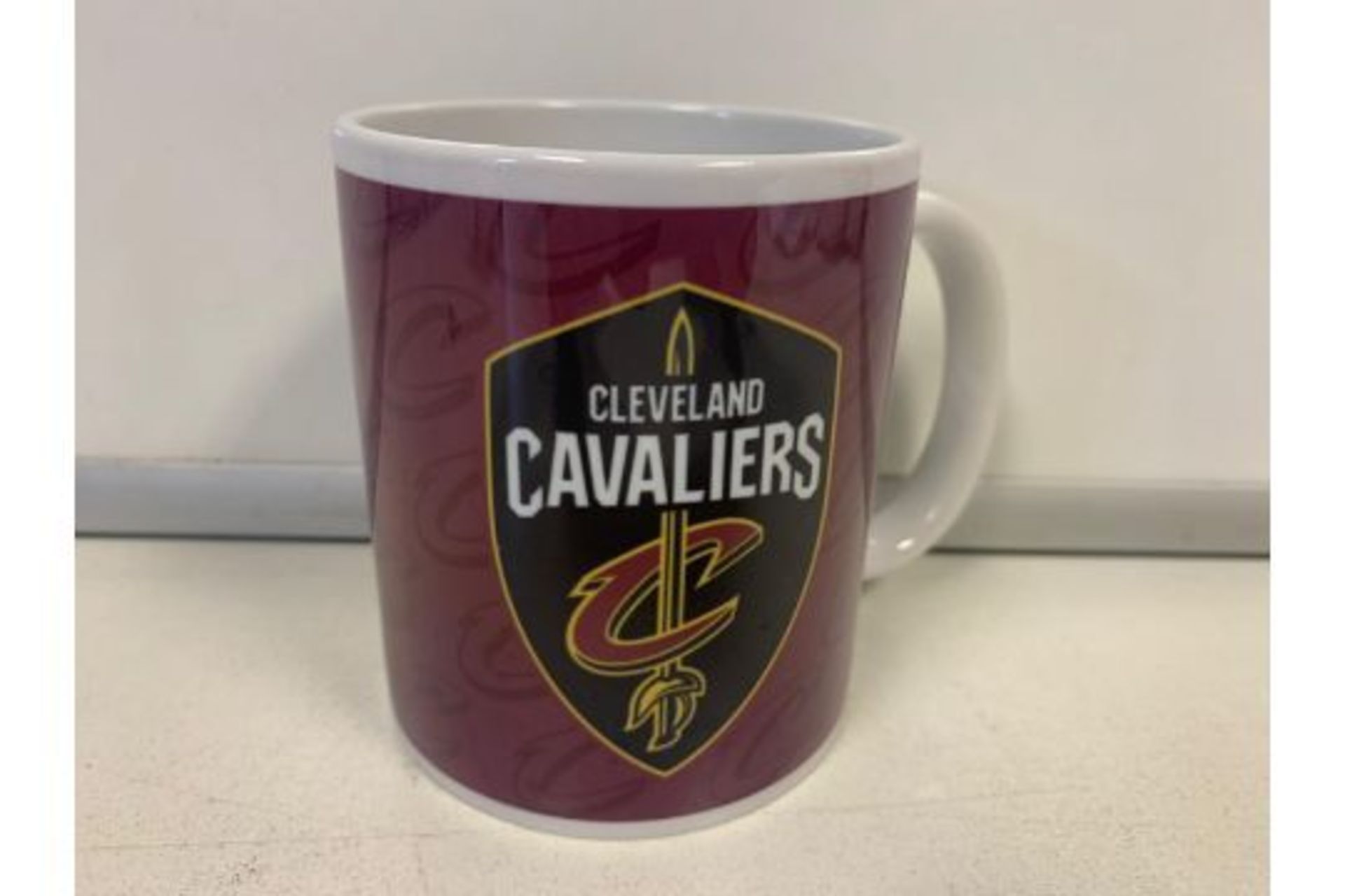36 X BRAND NEW BOXED OFFICIAL CLEAVELAND CAVALIERS 110Z TEAM LOGO MUGS (284/12)
