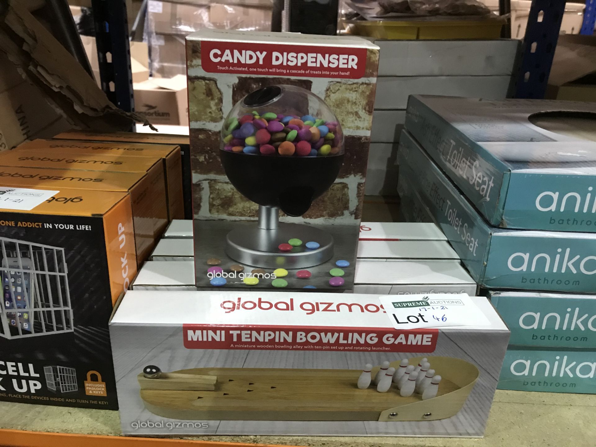 LOT CONTAINING CANDY DISPENSER AND 4 X GLOBAL GIZMOS MINI TENPIN BOWLING GAMES