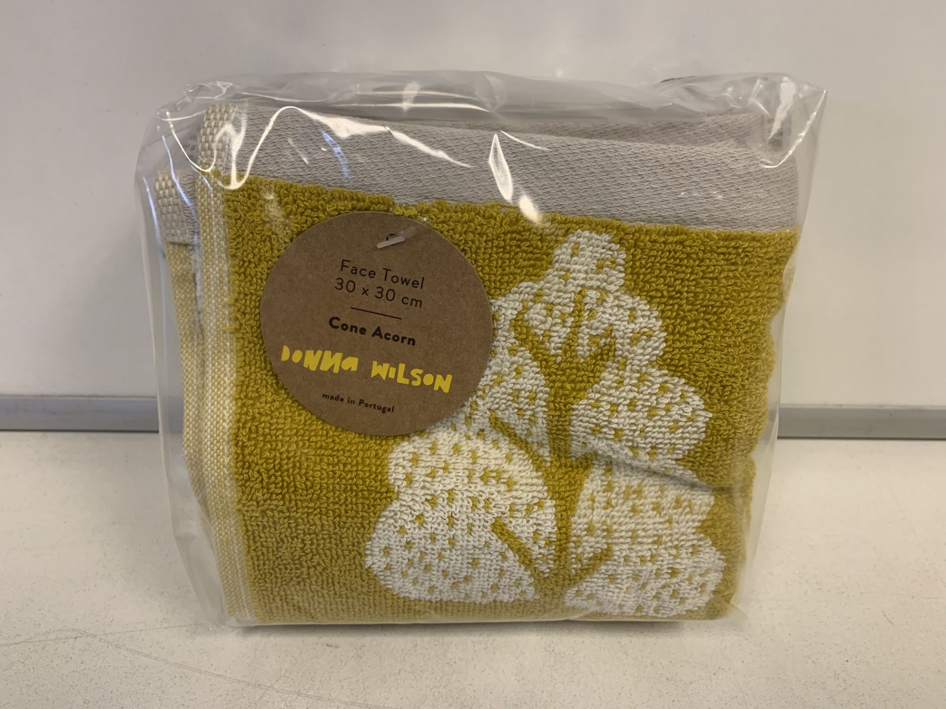 60 X BRAND NEW BOXED DONNA WILSON CONE ACORN TAWNY FACE TOWELS 30 X 30CM RRP £5 EACH