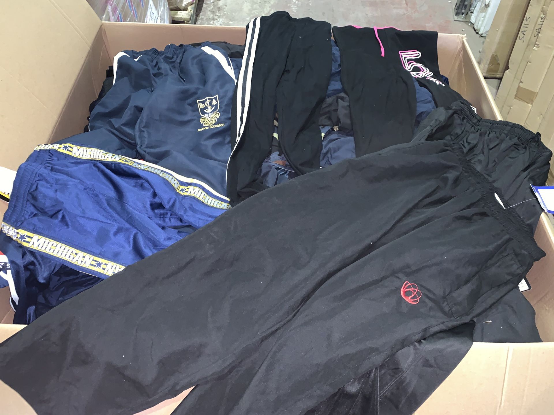 (NO VAT) 150 X BRAND NEW CHILDRENS JOGGERS/TRACKSUIT BOTTOMS IN VARIOUS STYLES AND SIZES